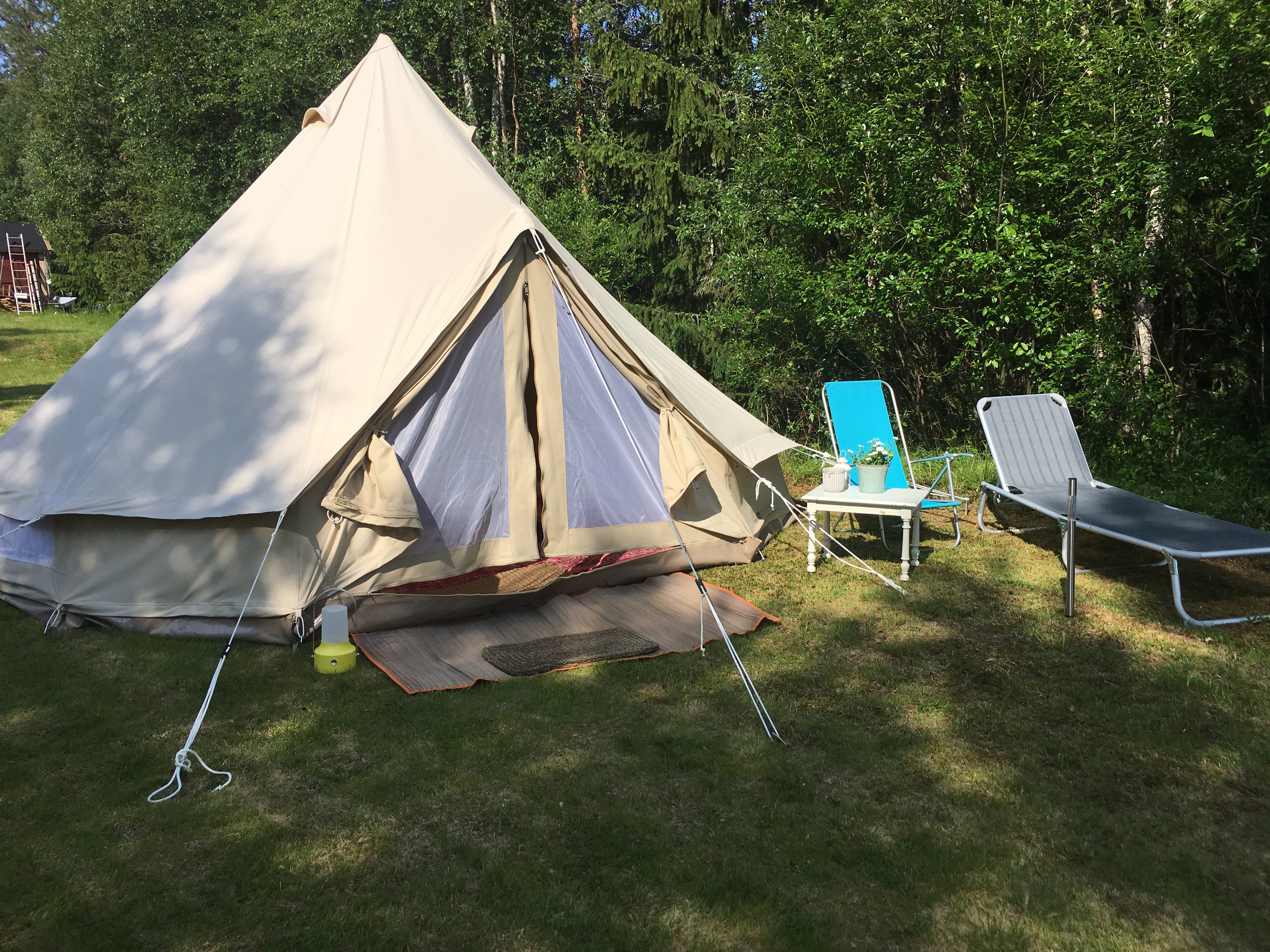 Tält vid vattnet och fjäll. Tillgång till lägenhet Tält Tält vid vattnet och fjäll. Tillgång till lägenhet Tält