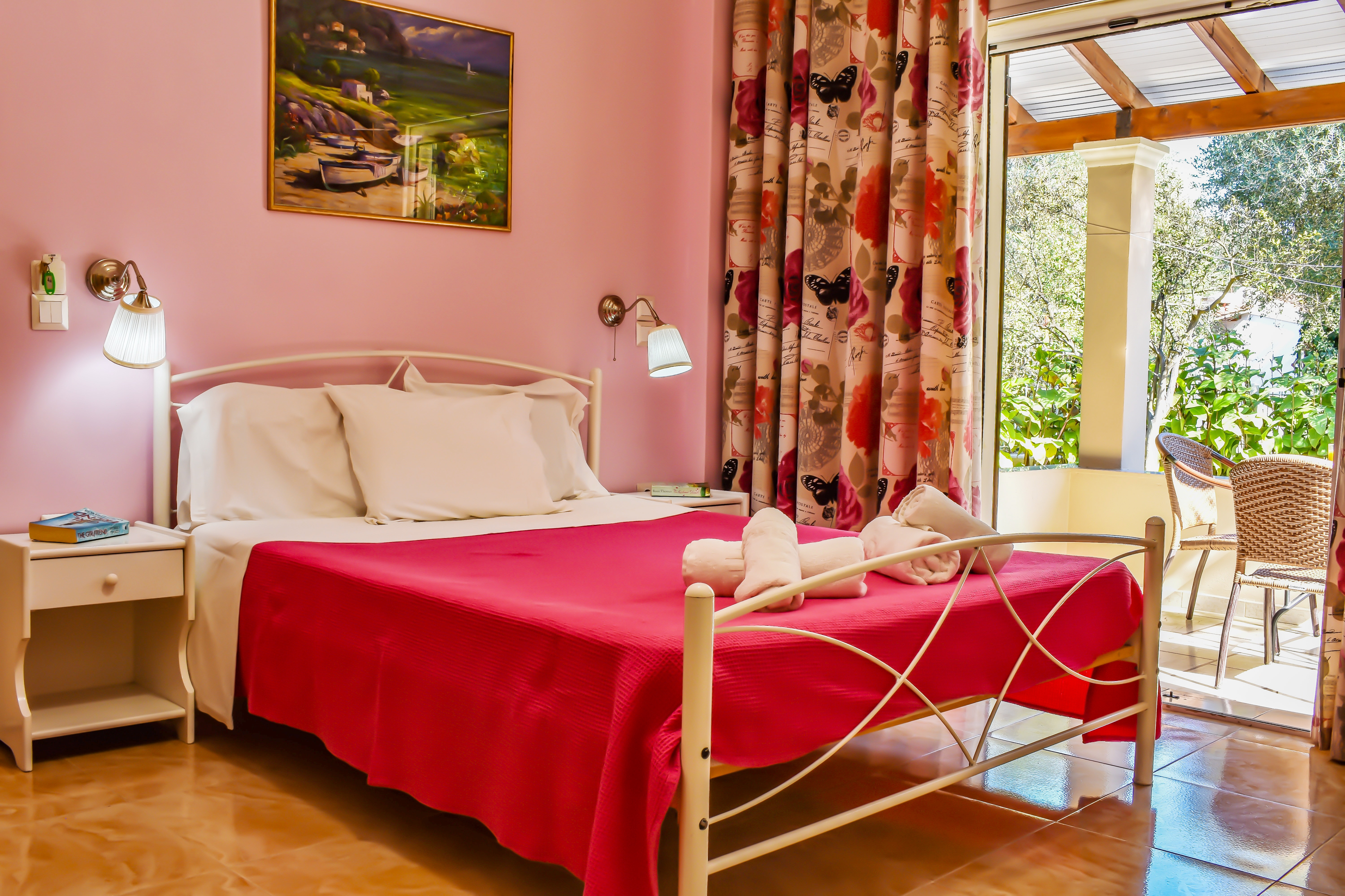 Dassia, Stunning Studio for 2, by the beach.