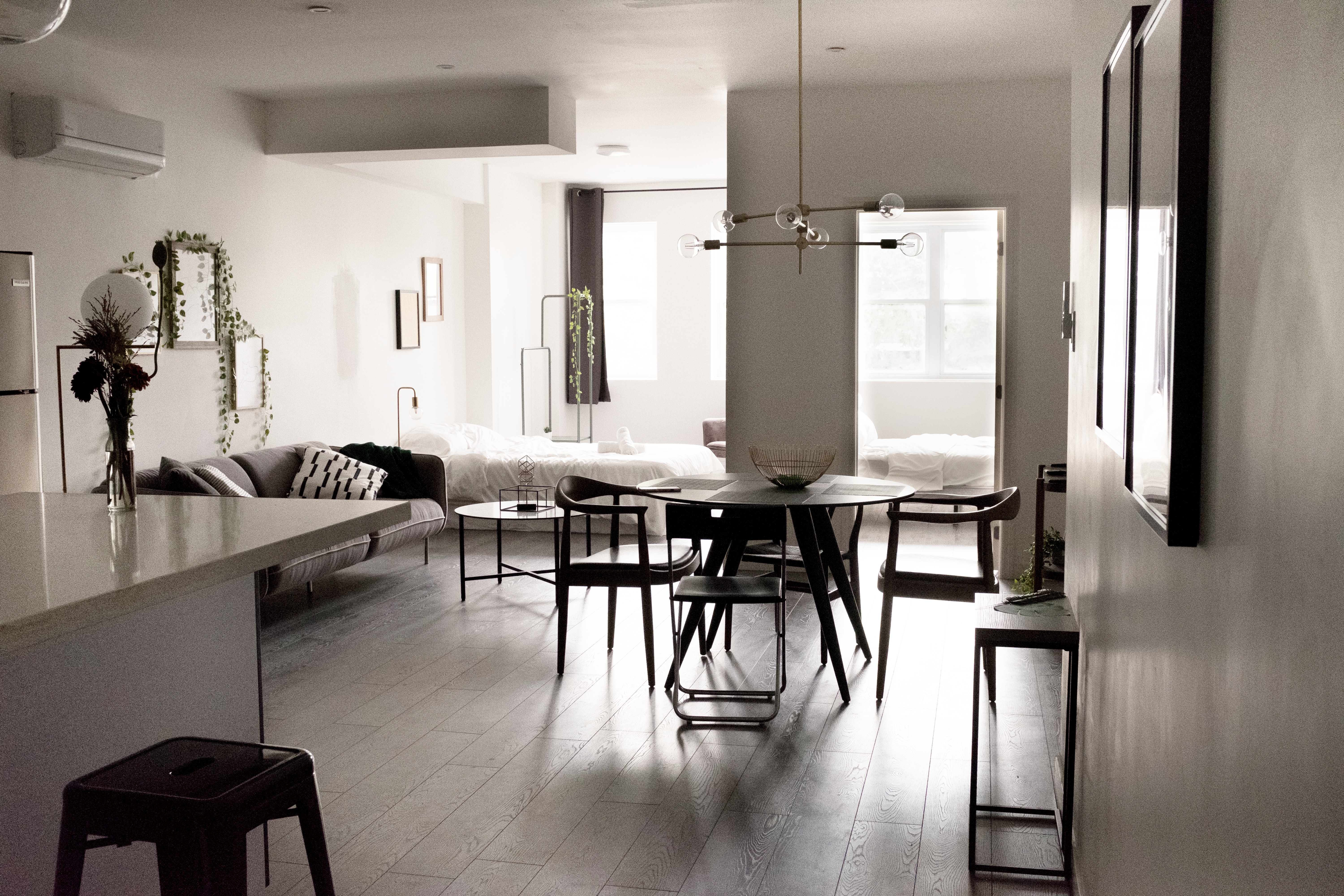 Marché Jean-Talon: Minimal Loft