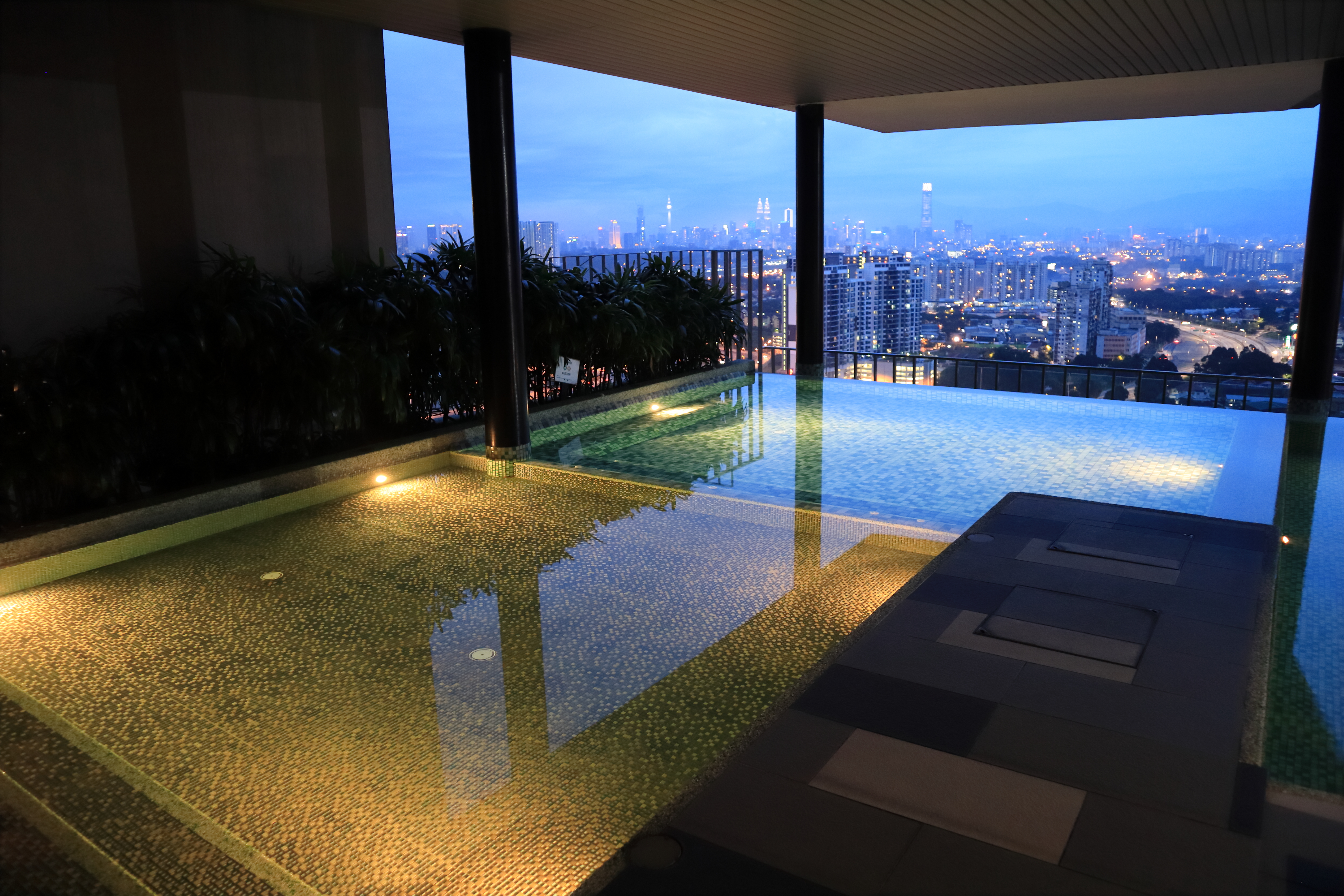 Modern Condo With Infinity Sky Pool Klcc View Condominiums For Rent In Kuala Lumpur Wilayah Persekutuan Kuala Lumpur Malaysia