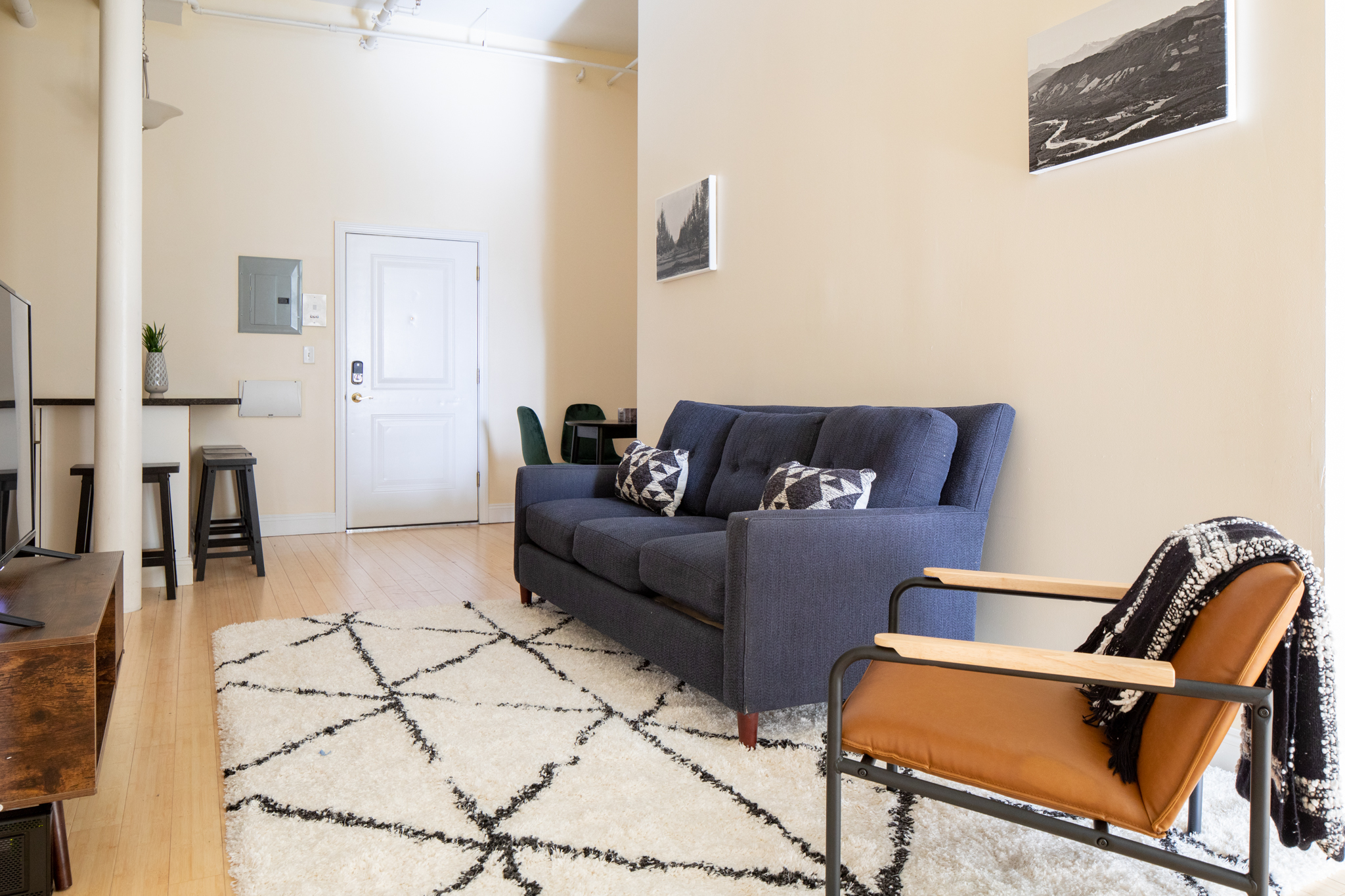 Downtown Xing | Lots of Light | Monthly Discounts