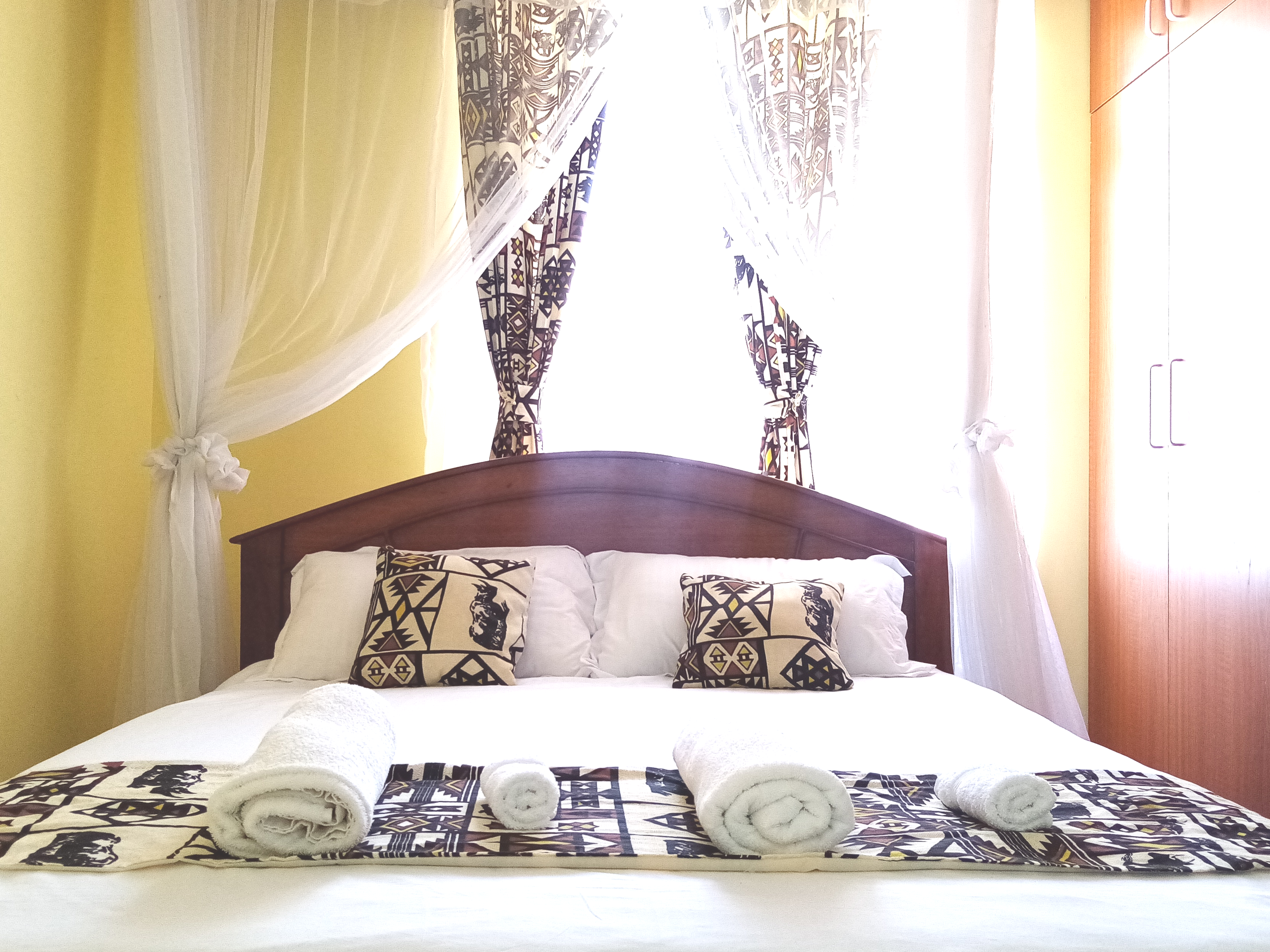 Cozy quiet apt w/ free secure parking, fast Wi-Fi