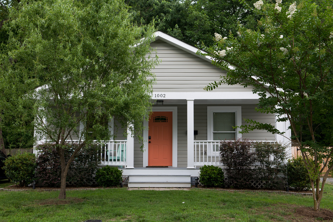 Comfy Bungalow. Walk to Everything. Four Week Min.