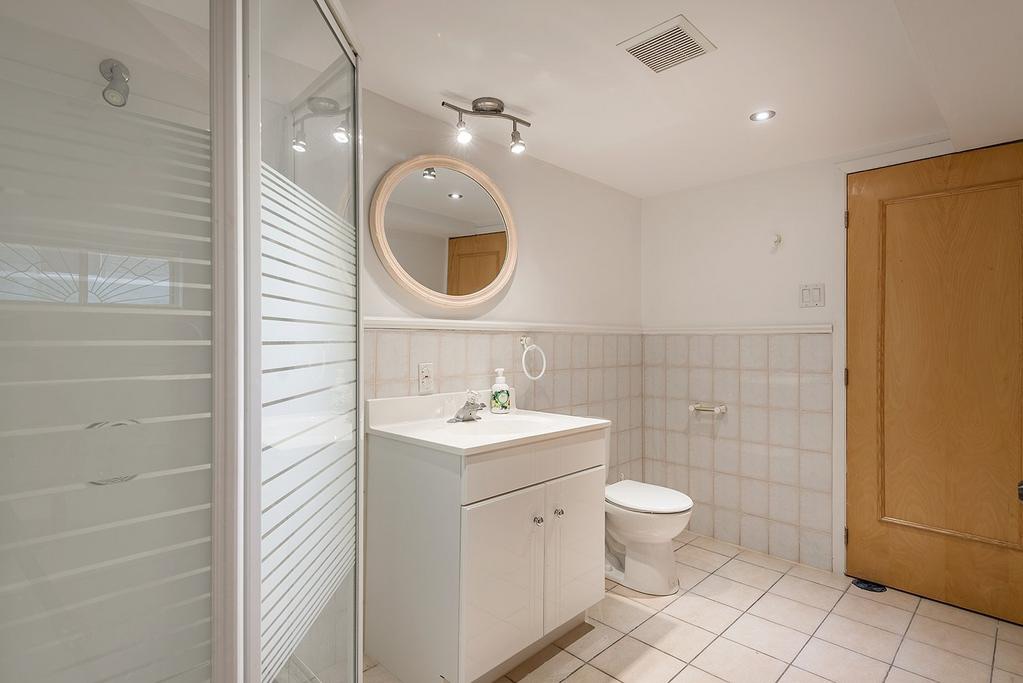 Beautiful  Renovated Basement,15m to downtown,