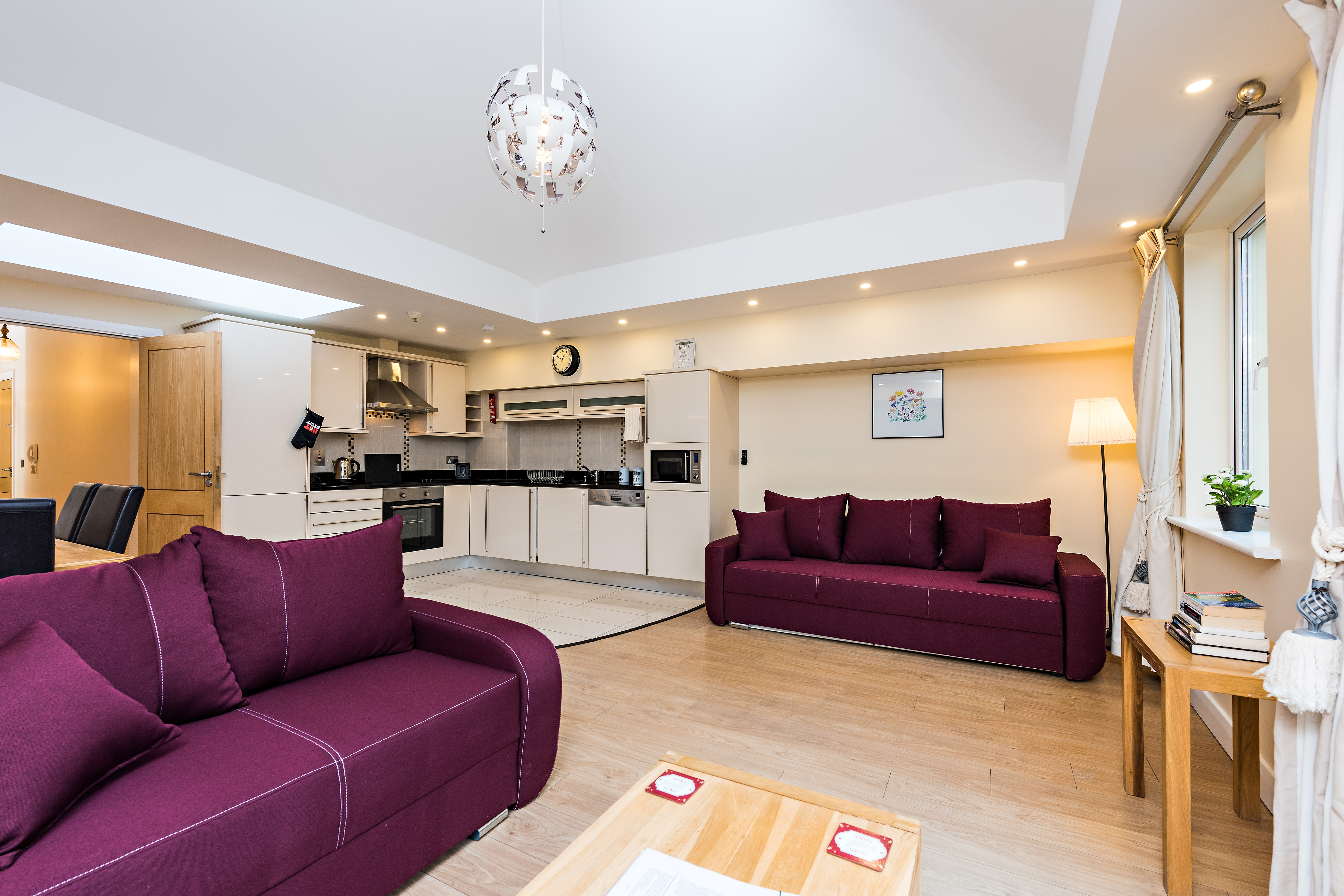 Bright 2 Bed Apartment - Incredible Balcony Views