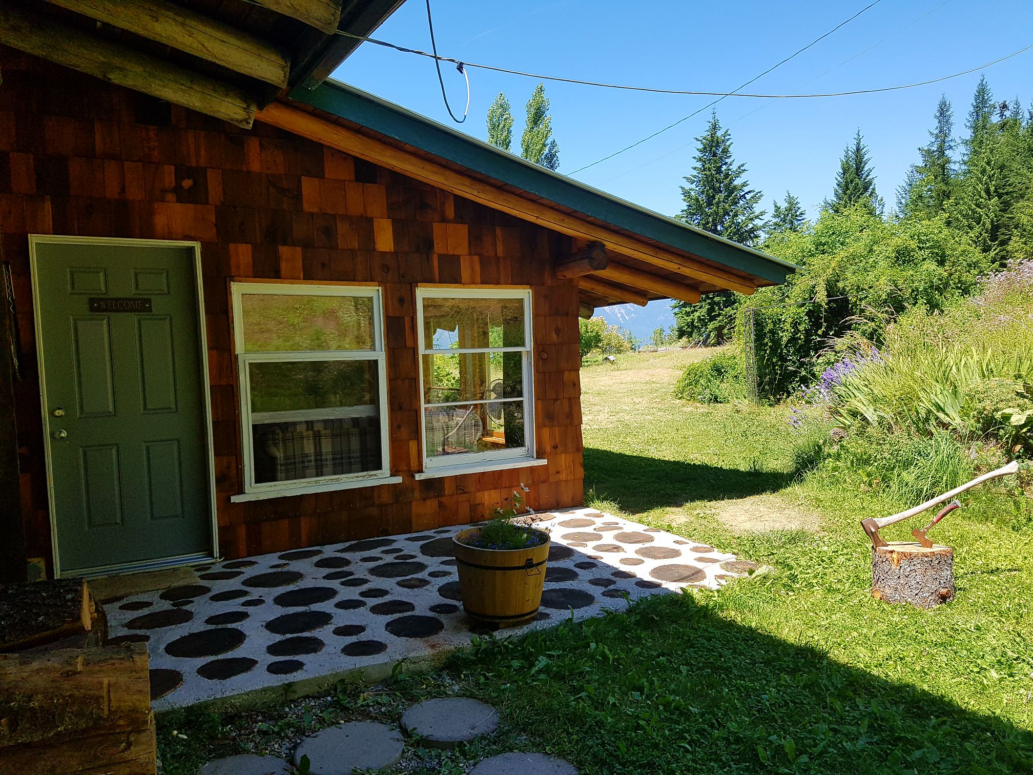 Lakeview Guest House British Columbia Canada Lakeview, lake access,trails, canoe, snowshoes! - Cabins for Rent in