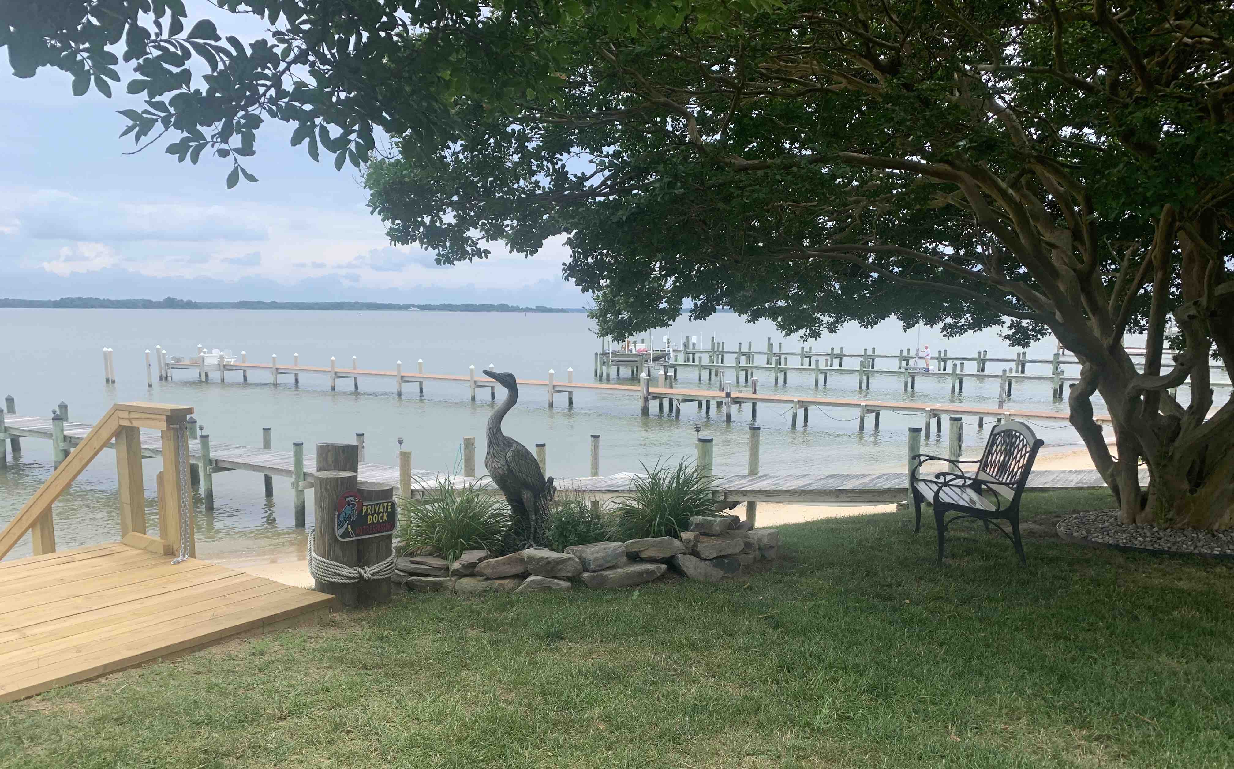 Private apt above garage w/ pier and water access