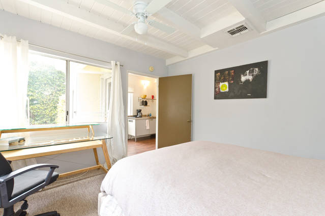 Melrose Ave one bedroom guest apt with backyard in Fairfax, Los Angeles