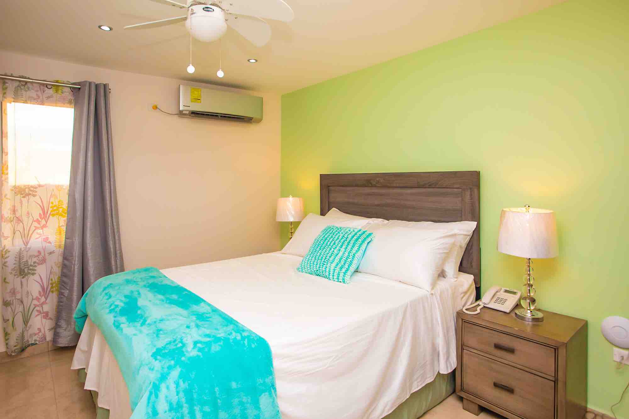 1-Queen size memory foam Bedroom with Free WiFi