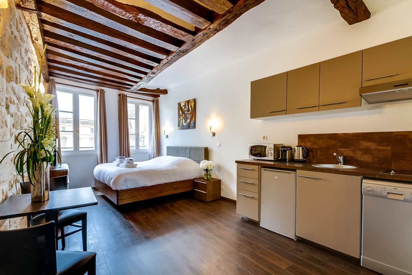 LOUVRE 4: CHARM & COMFORT - UPPER CLASS SUITE