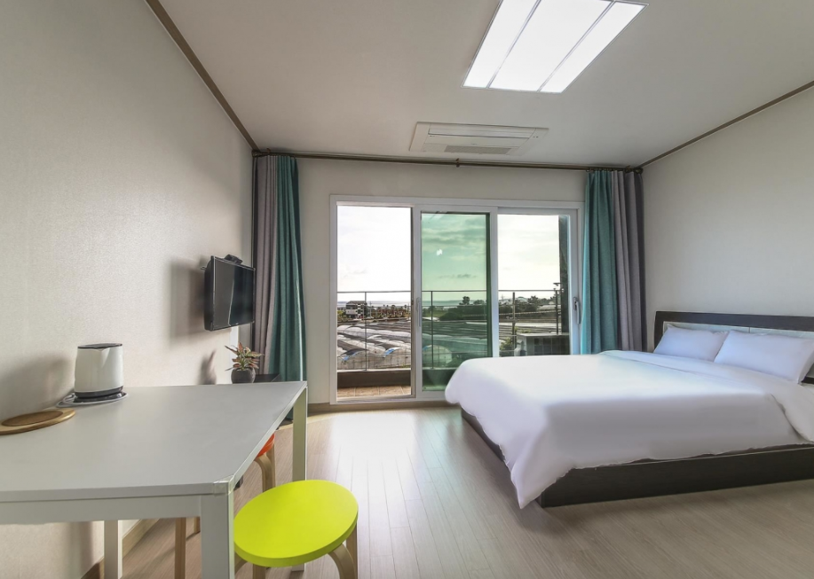 Room (5) with a view of the Daepyeong Sea at a glance, Jeju Su Pension