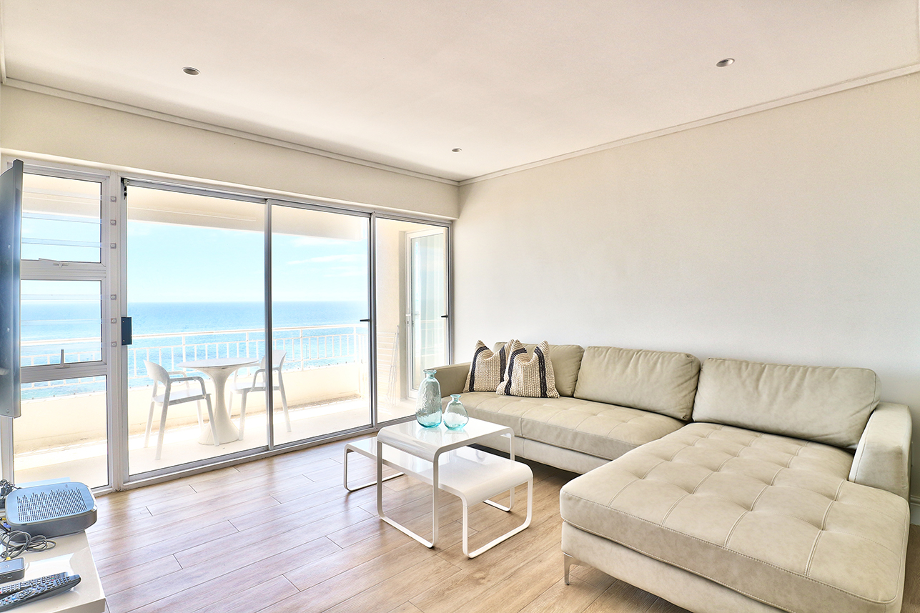 Bright Central Beachfront in Mouille Point