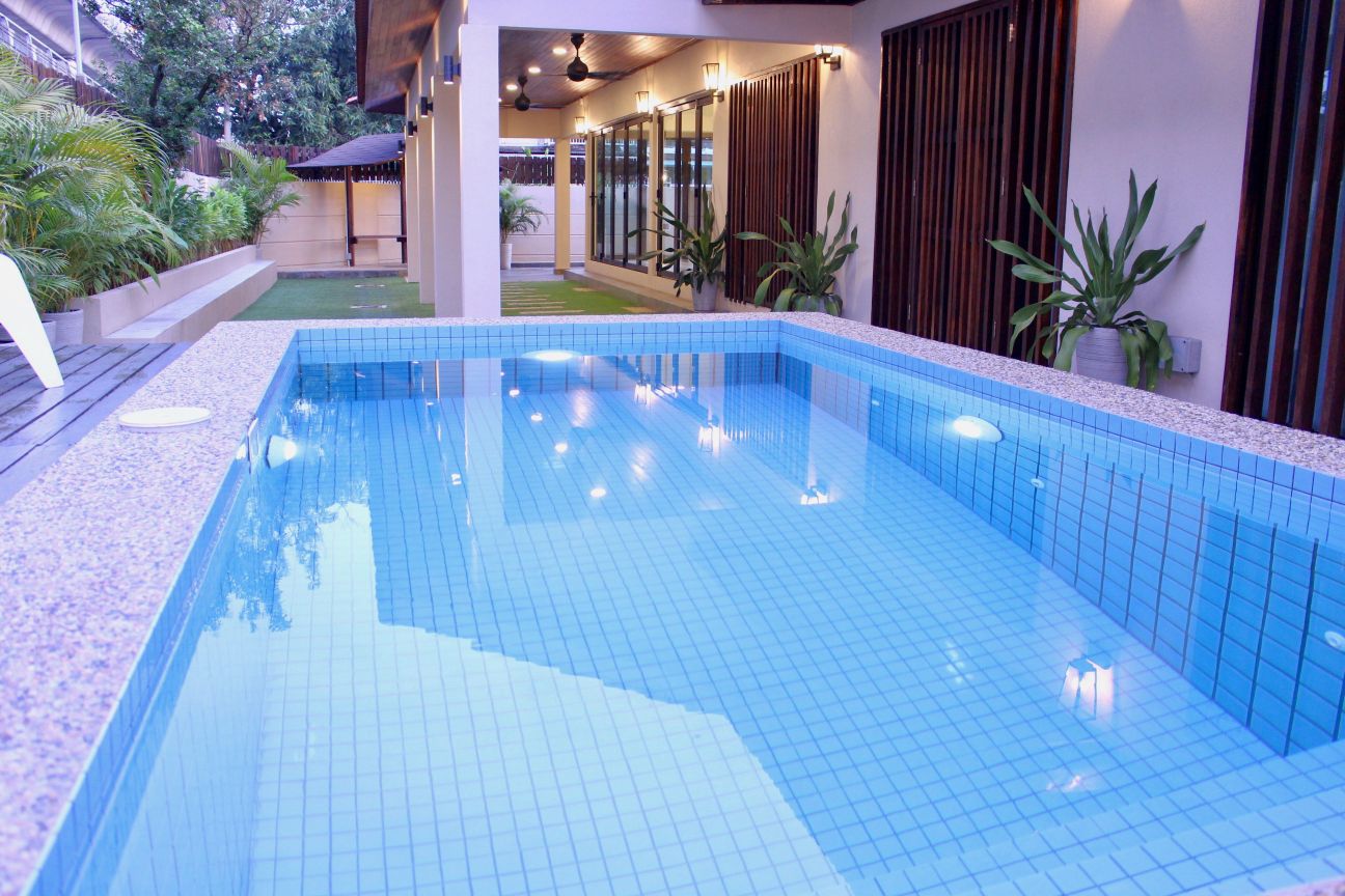 Villa home with dipping pool in central location - Houses ...