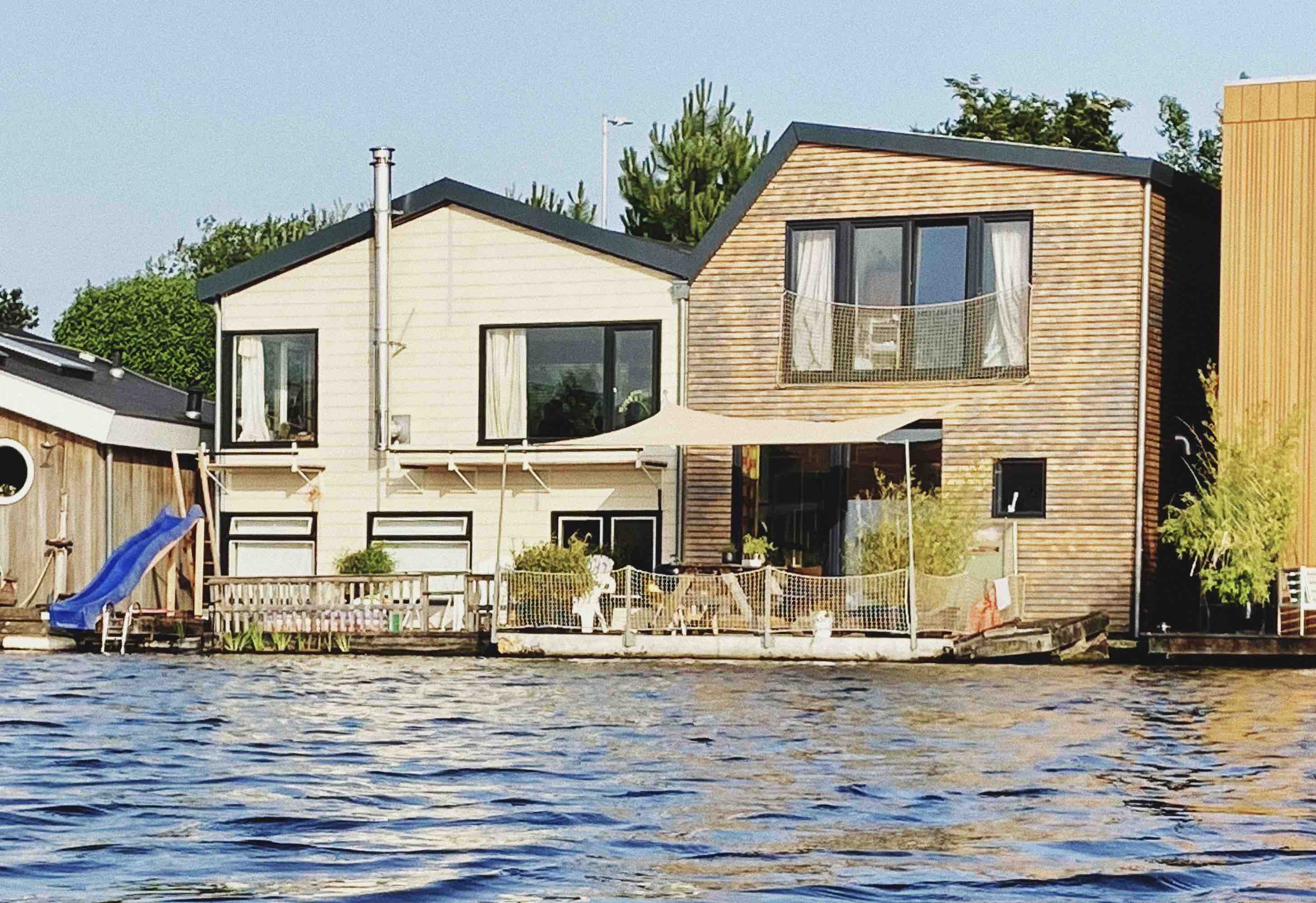 Cozy swimming paradise houseboat with garden — Amsterdam stay