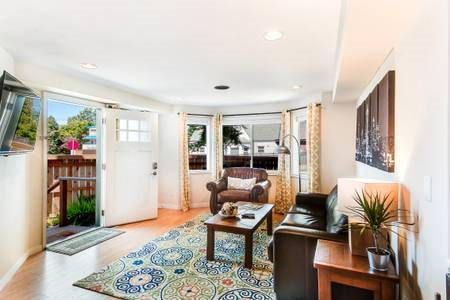 Green Lake 2BR Garden Apartment - Family Friendly