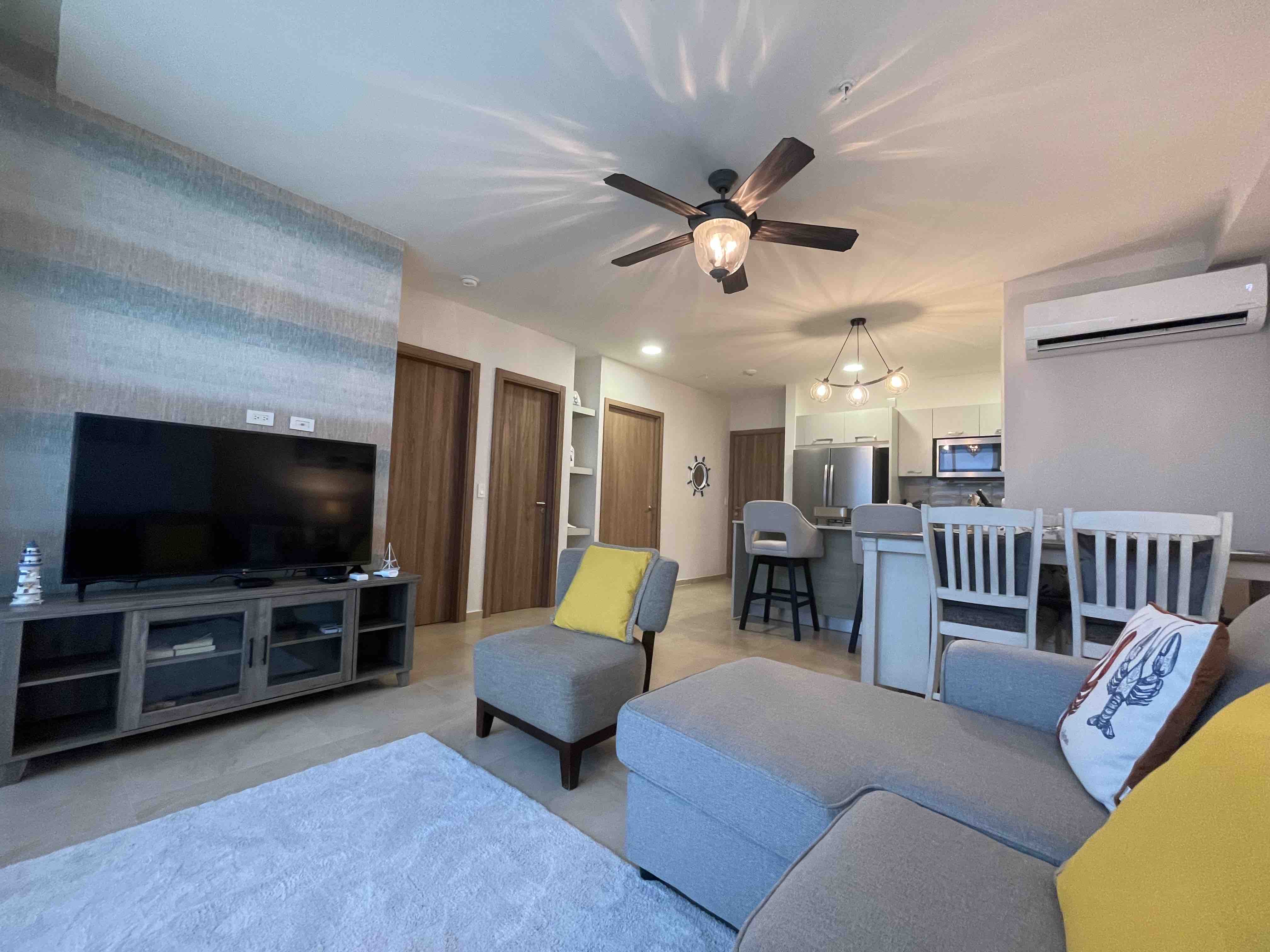 Condo in front of the beach with Mountain View