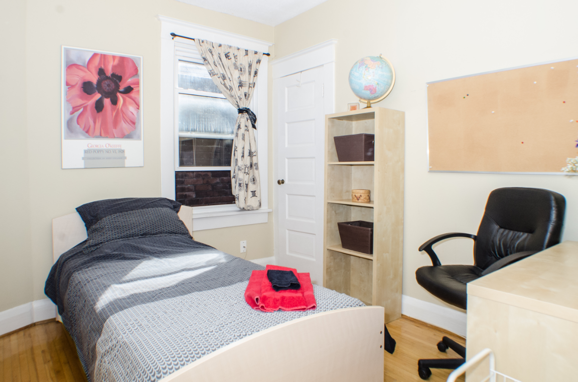 Lovely Private Room in Toronto Home in Roncesvalles, Toronto