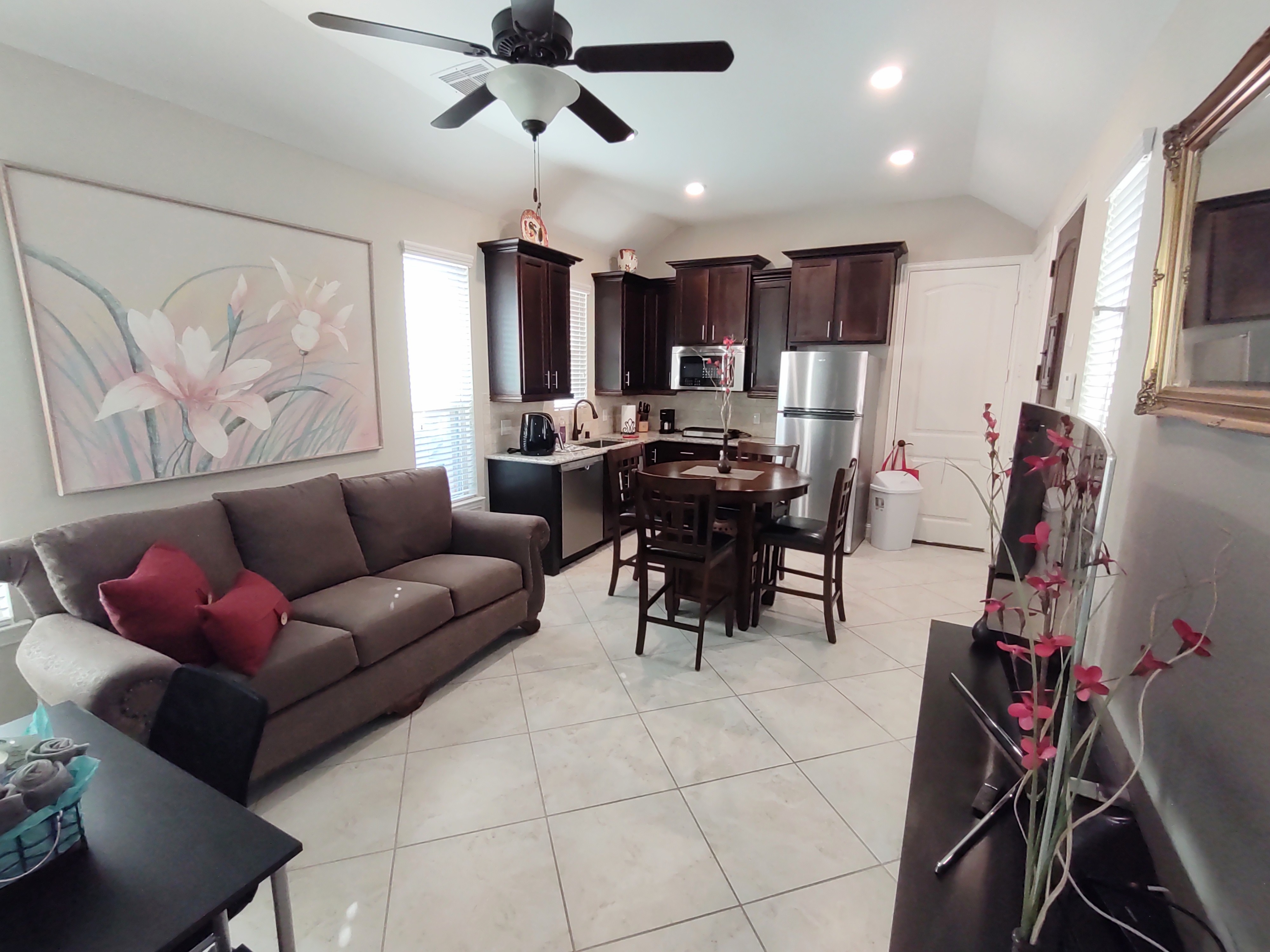 Adorable Suite, many amenities, Long stay friendly