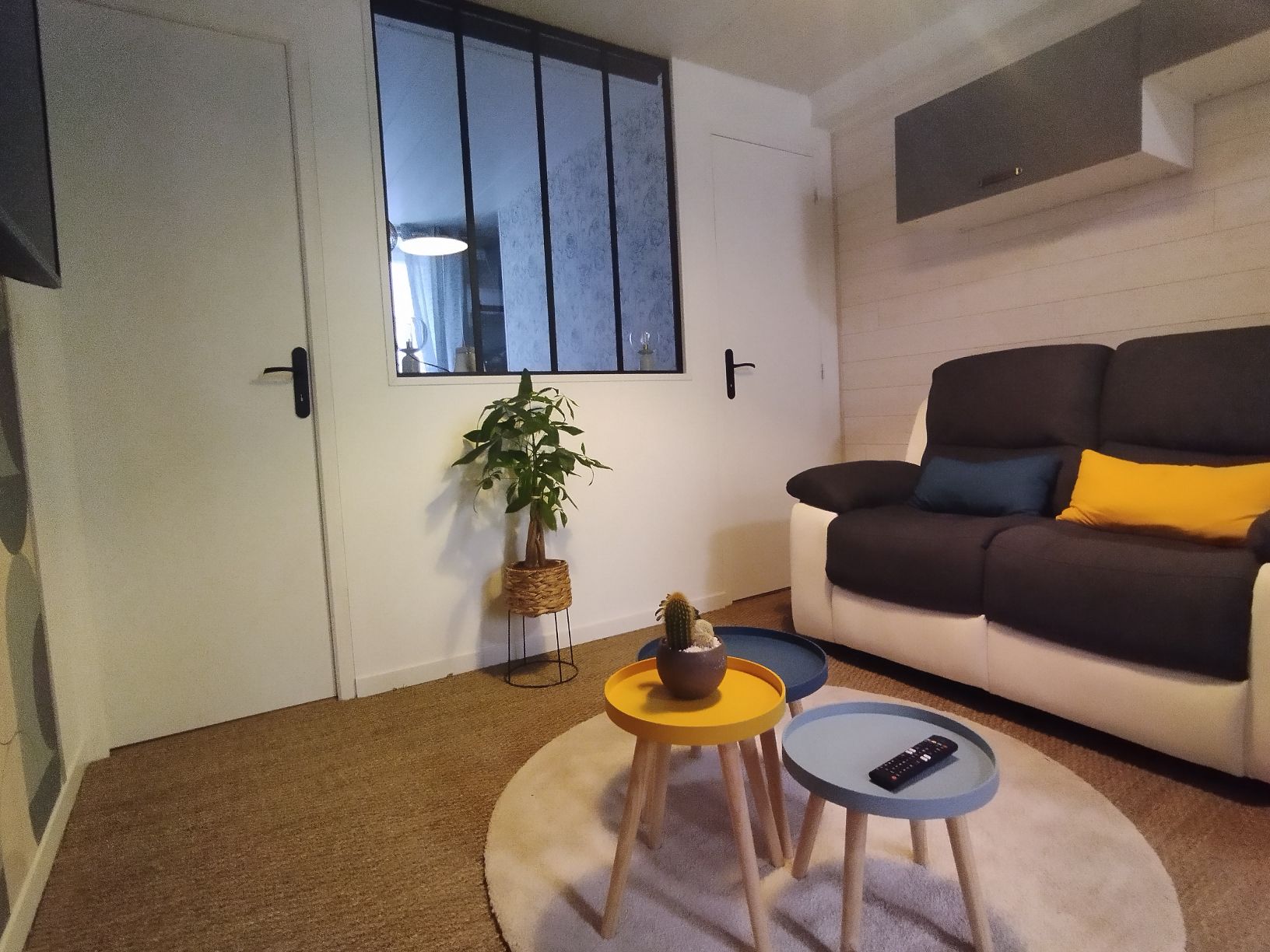 City center apartment with garage and patio