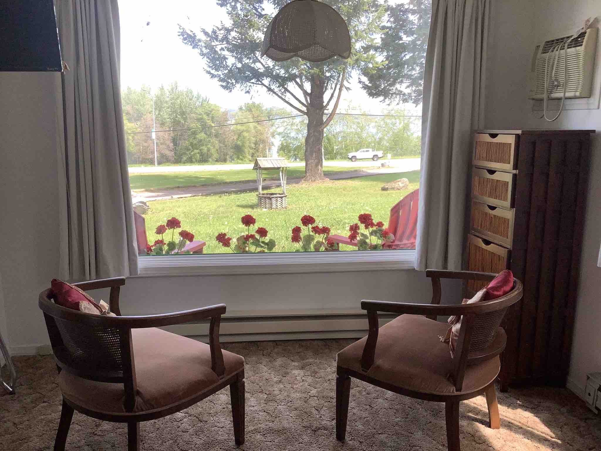 The "Sunburst" at Cherry Hill Cabins Apartments for Rent in Polson