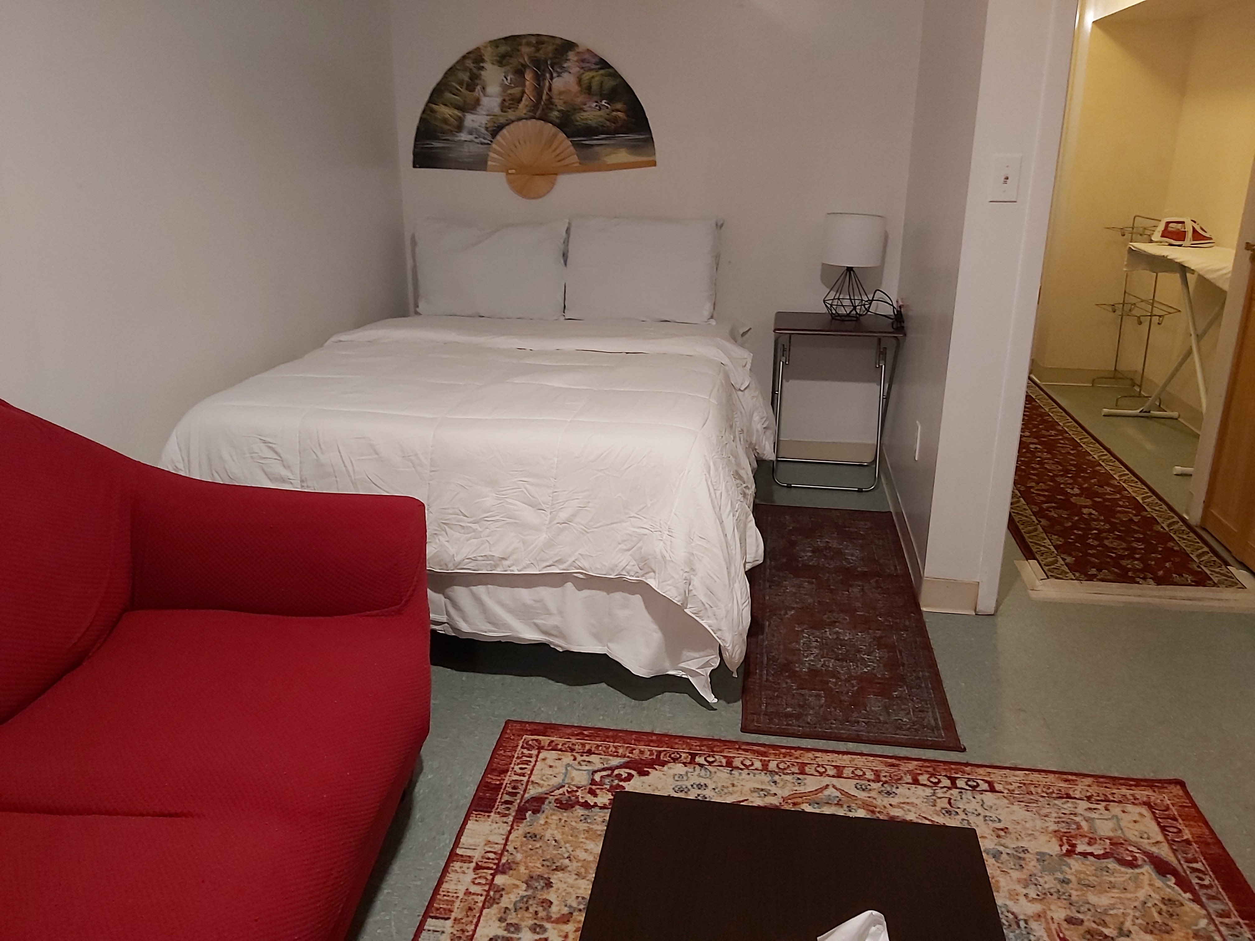 Adorable 2-bedroom place, free parking on premises