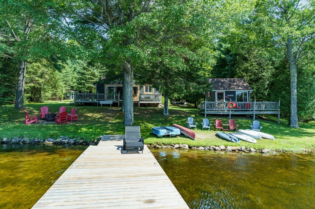 Canadiana-Muskoka Lake House Retreat