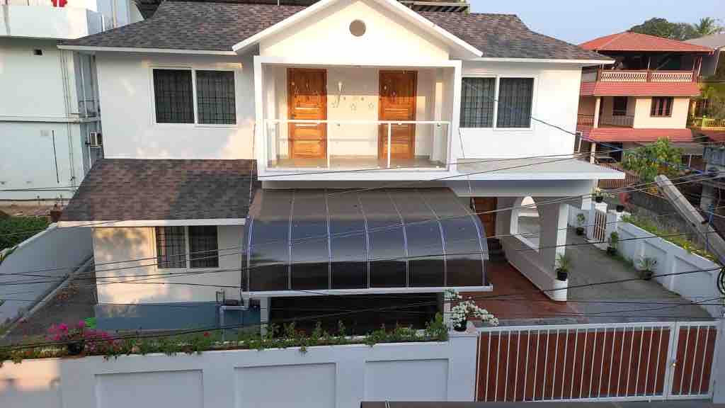 Cheerful 4 bedroom home close to Lulu mall.