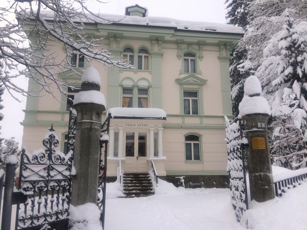 Central 2.5 apartment in historic villa with balcony