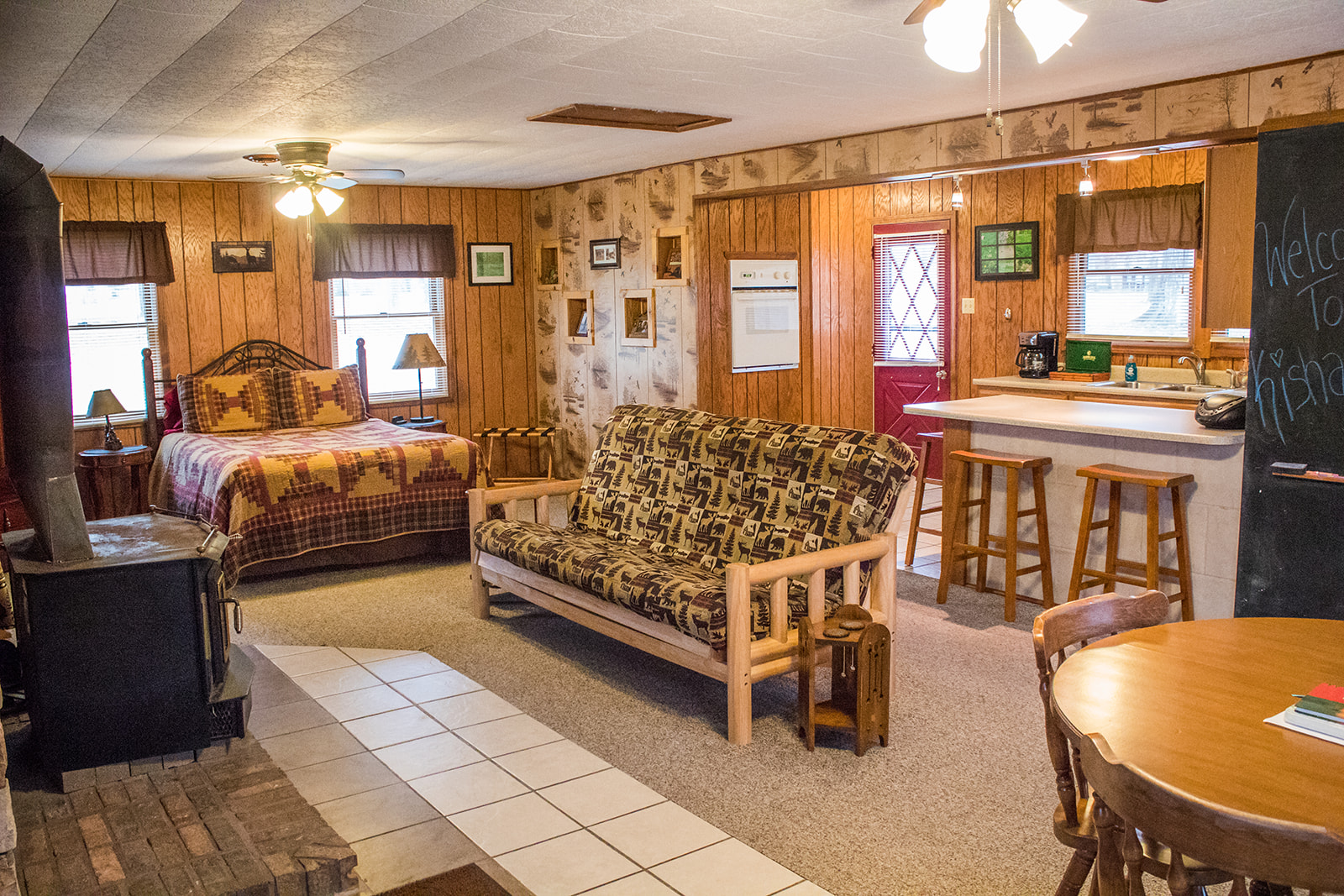 Kishauwau's Starved Rock Area Cabins Studio (Bridge) Cabin sleeps