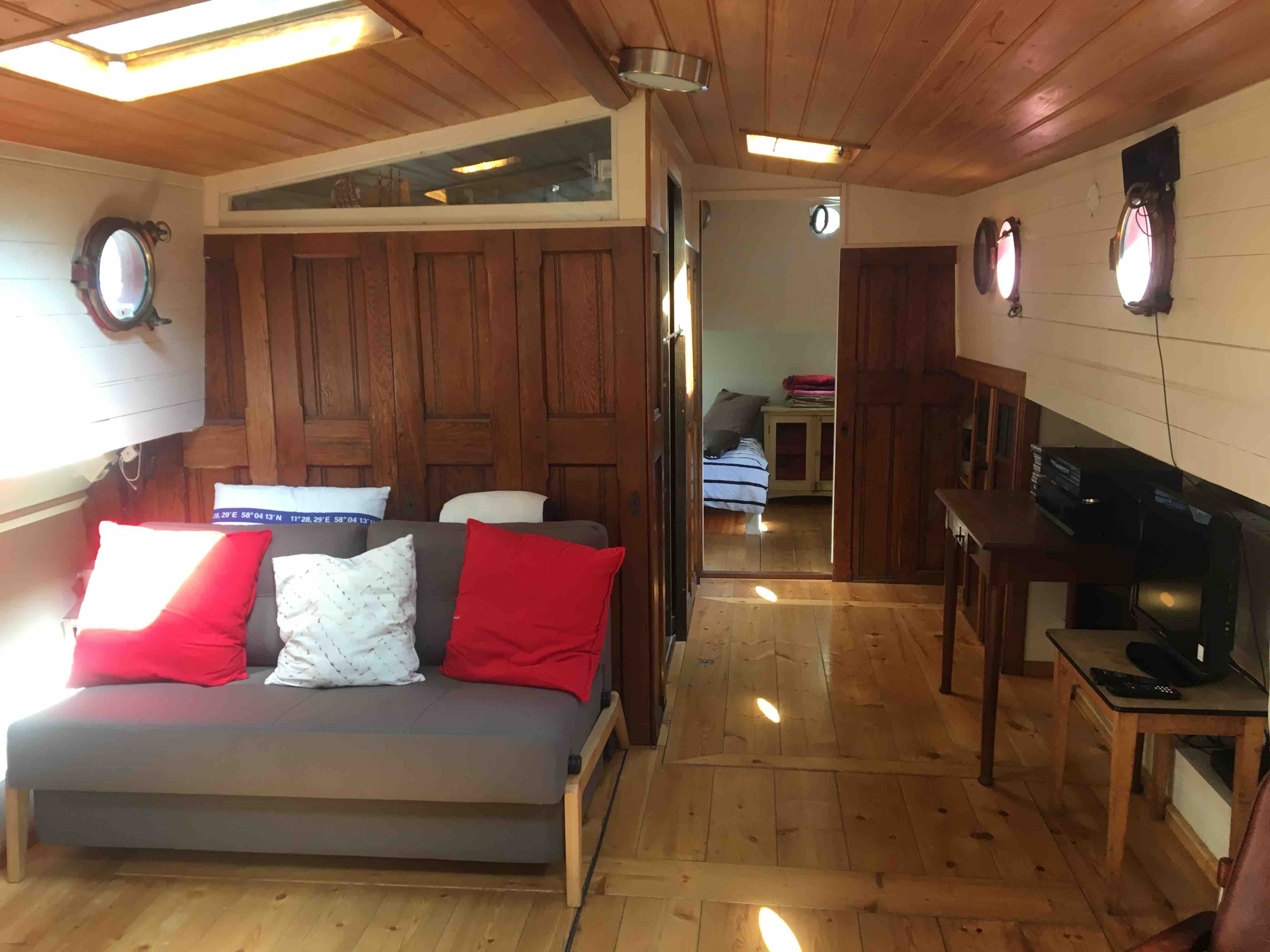 Warm and cosy houseboat — Amsterdam stay