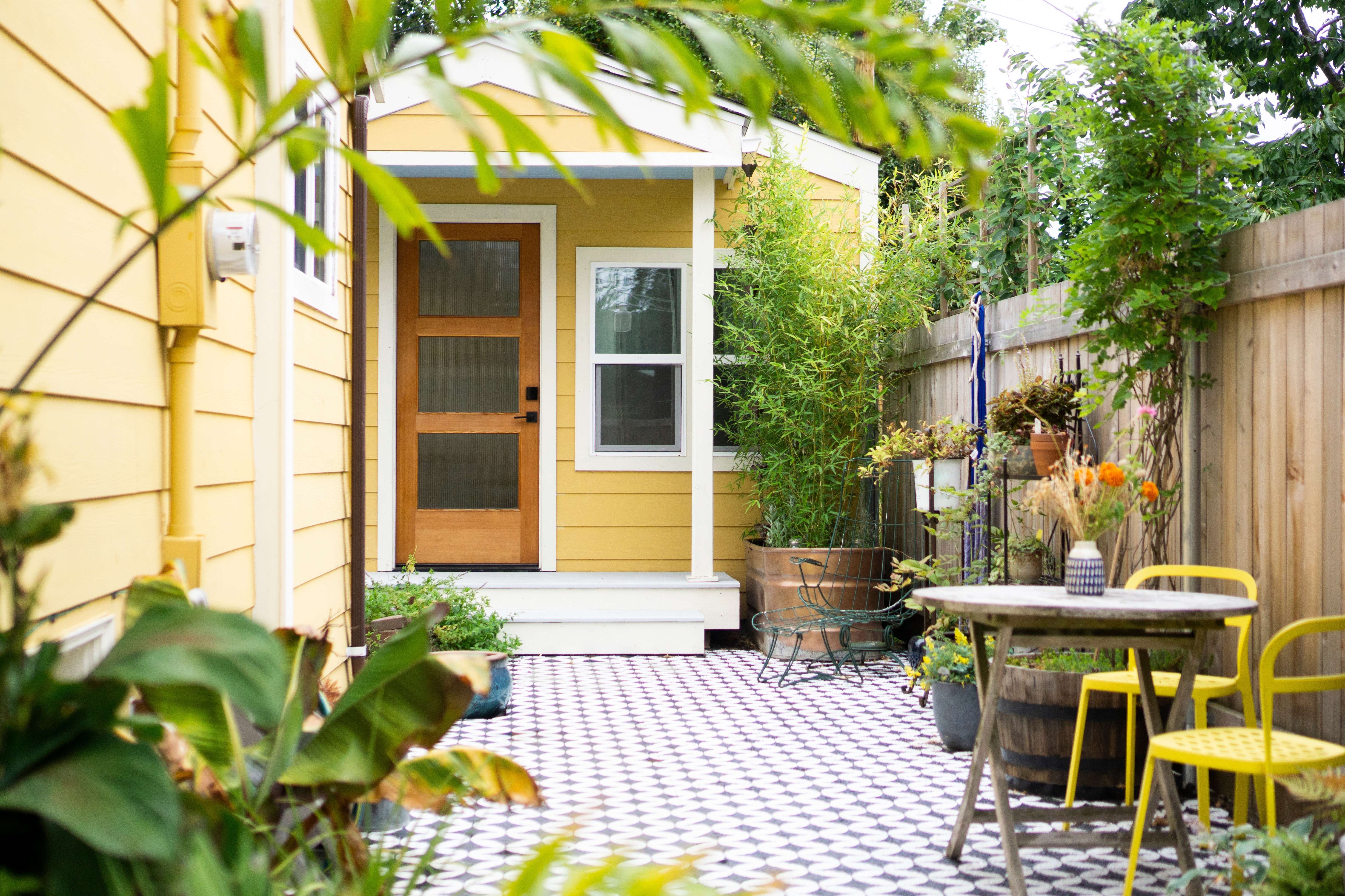 Relaxed Garden Cottage Close to Light Rail