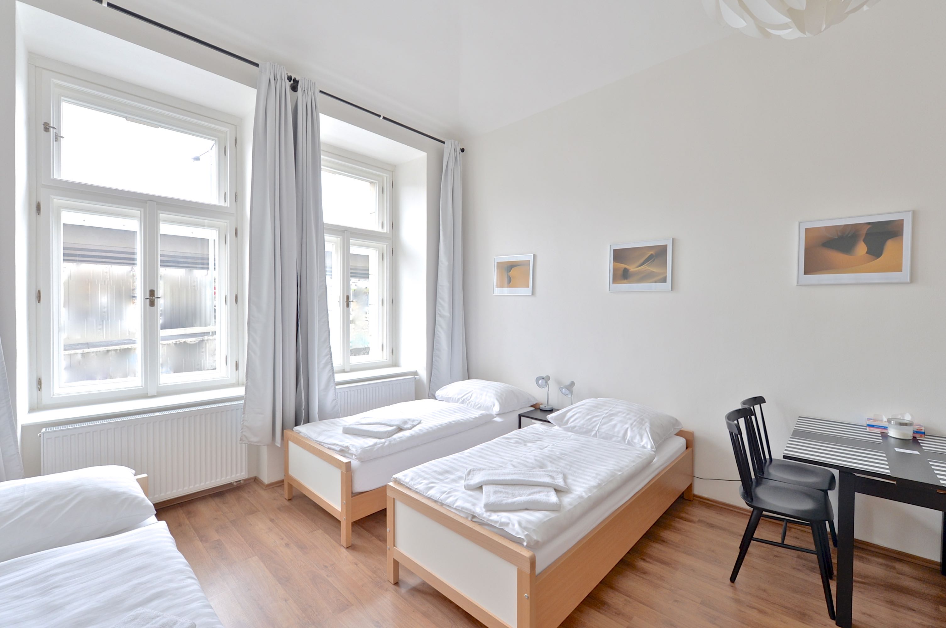 1) flexible twin beds / kitchenette / bathroom