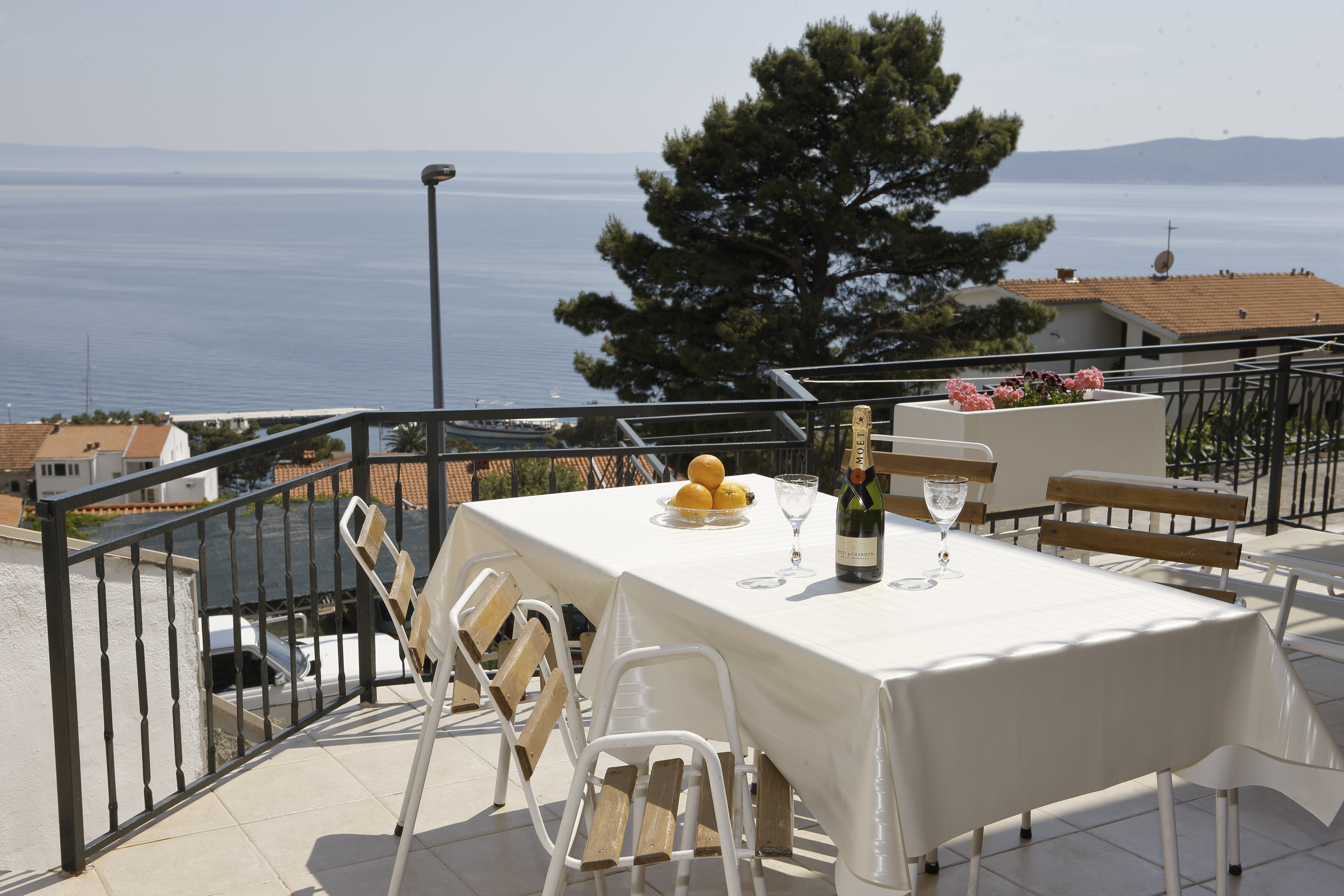 Seaview apartment 4+2 in center of Brela