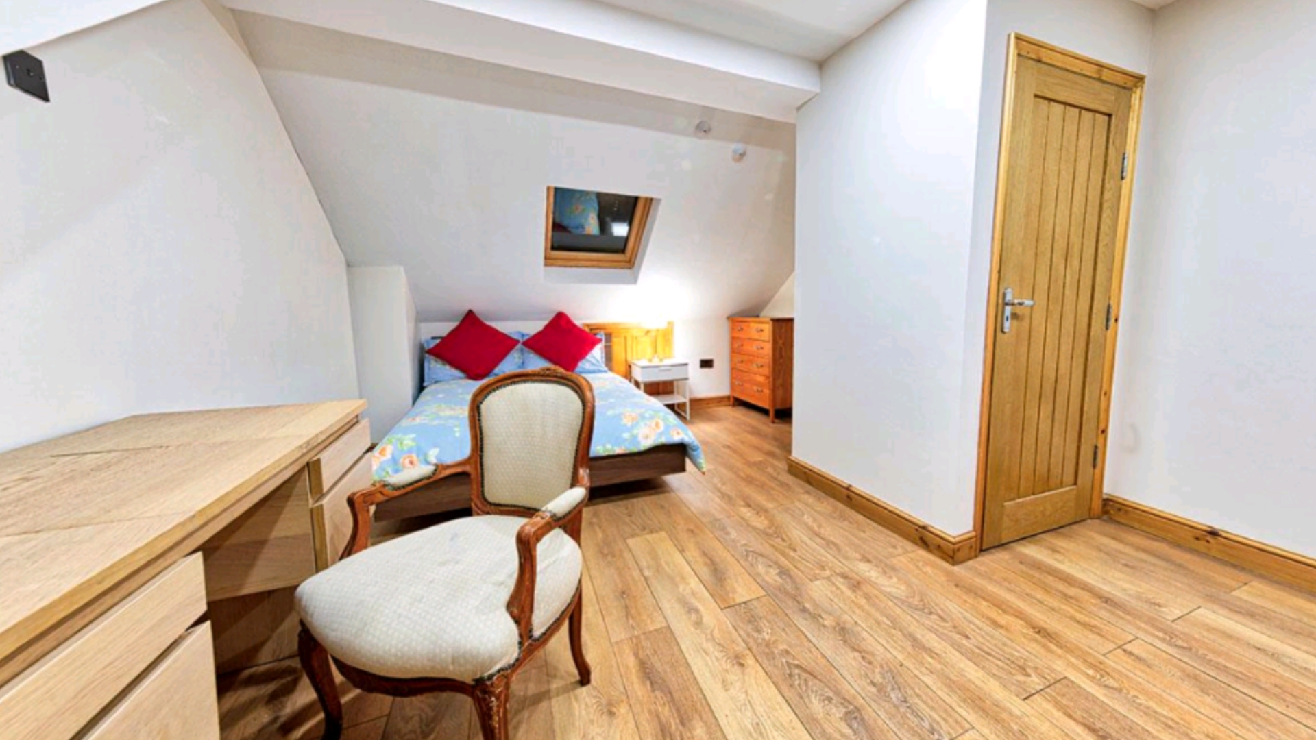 (E) Hayes LHR stockley Newly Built EnSuite guest