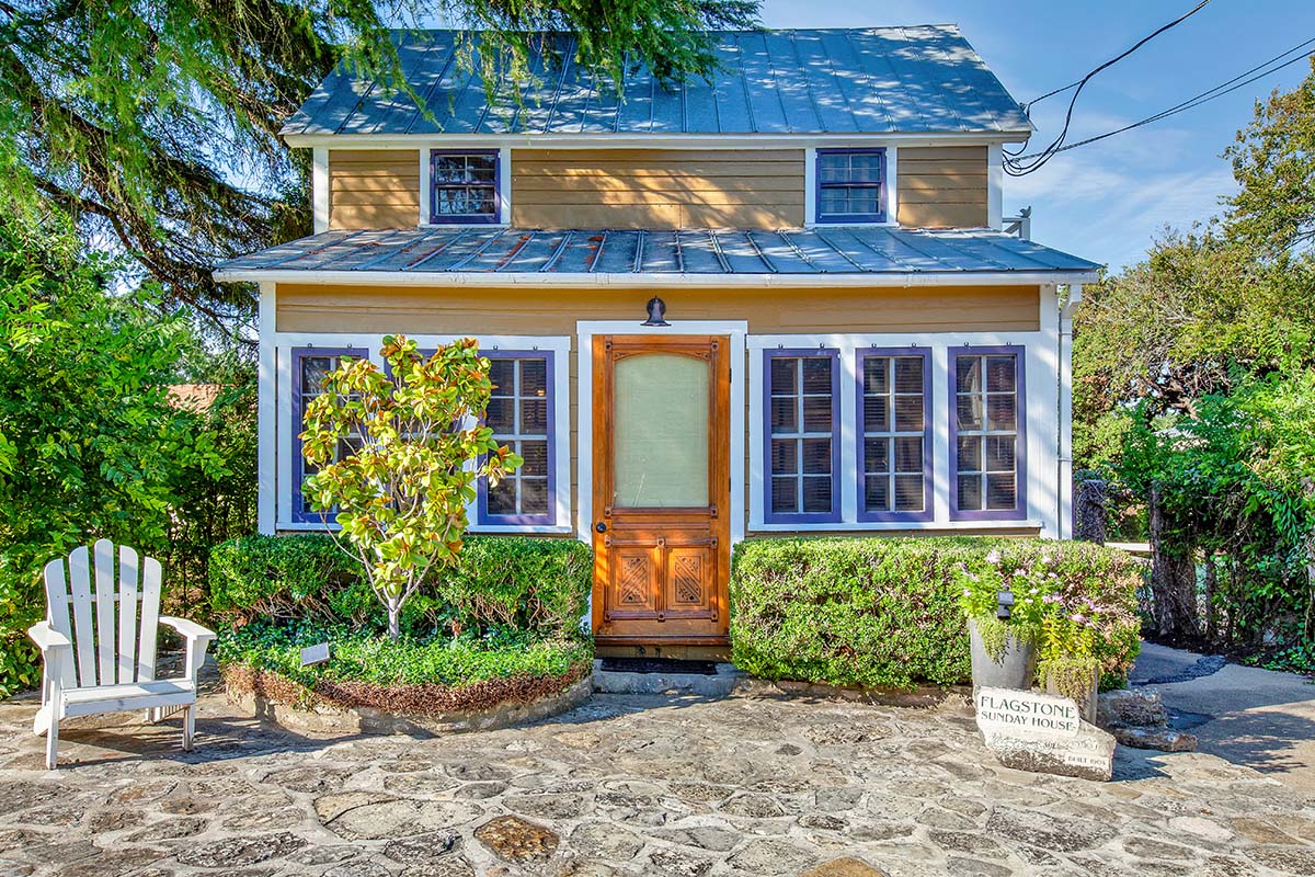 Historical Sunday House! Location, Location! Cottages for Rent in