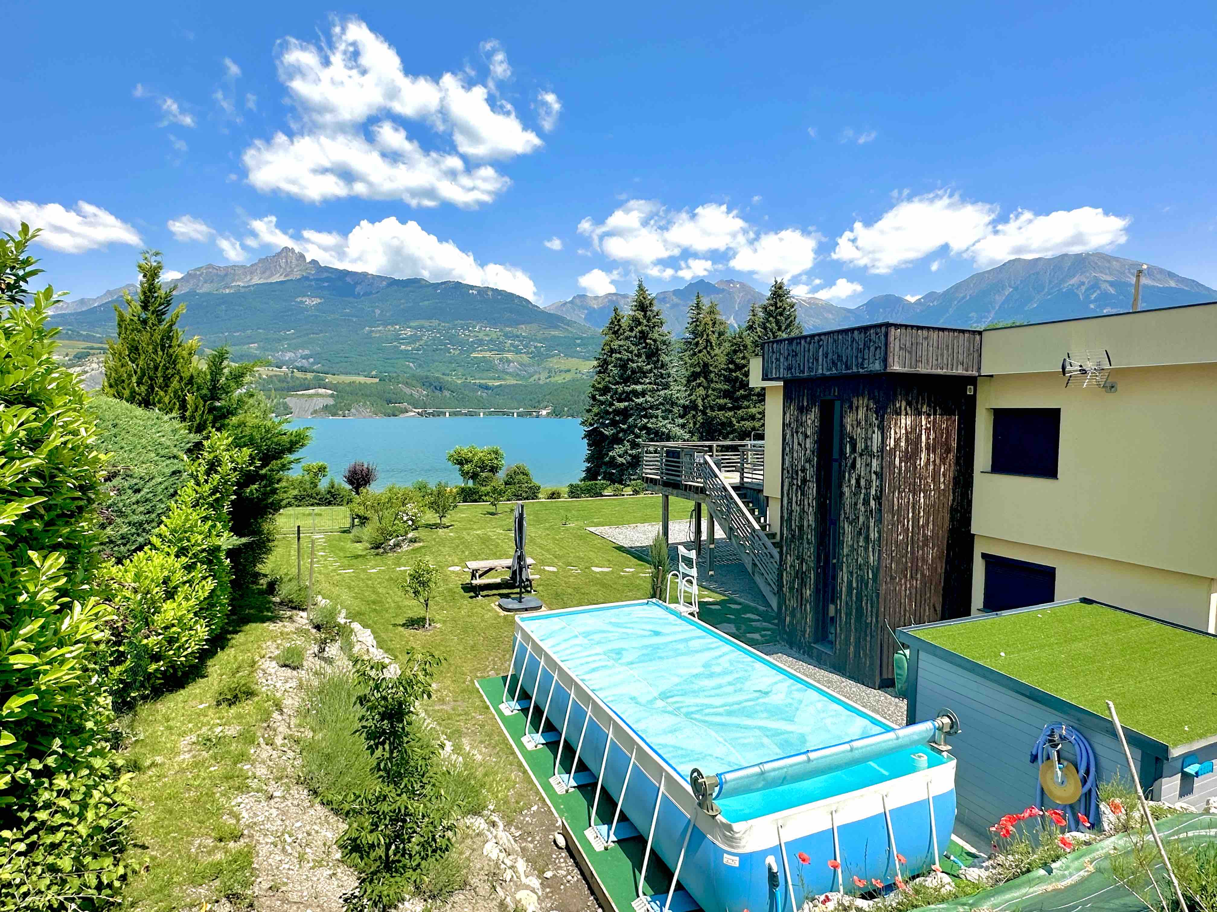 Serre-Ponçon: exceptional villa with your feet in the water.