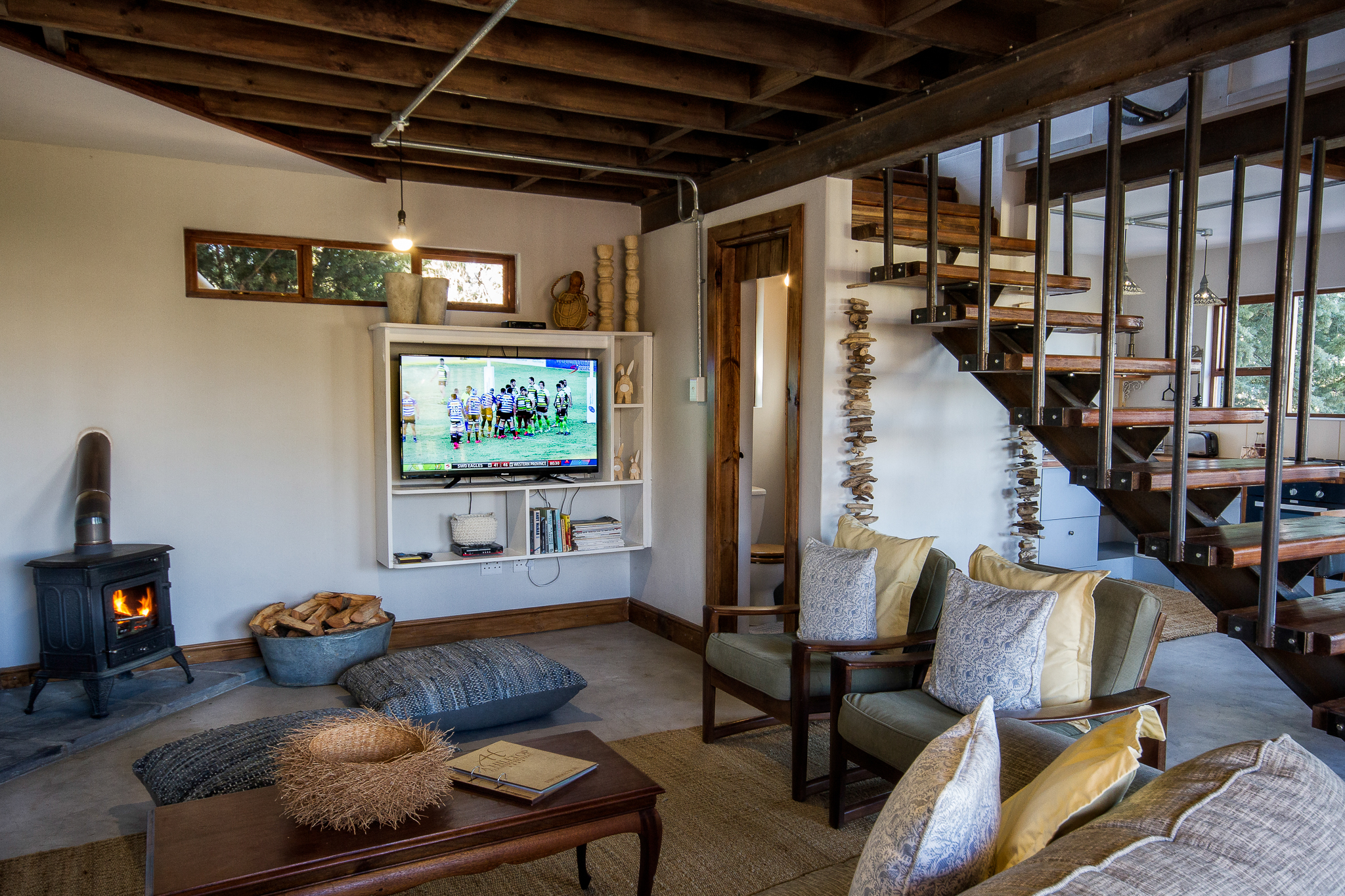 A Hilltop Country Retreat - 2 bedroom family house