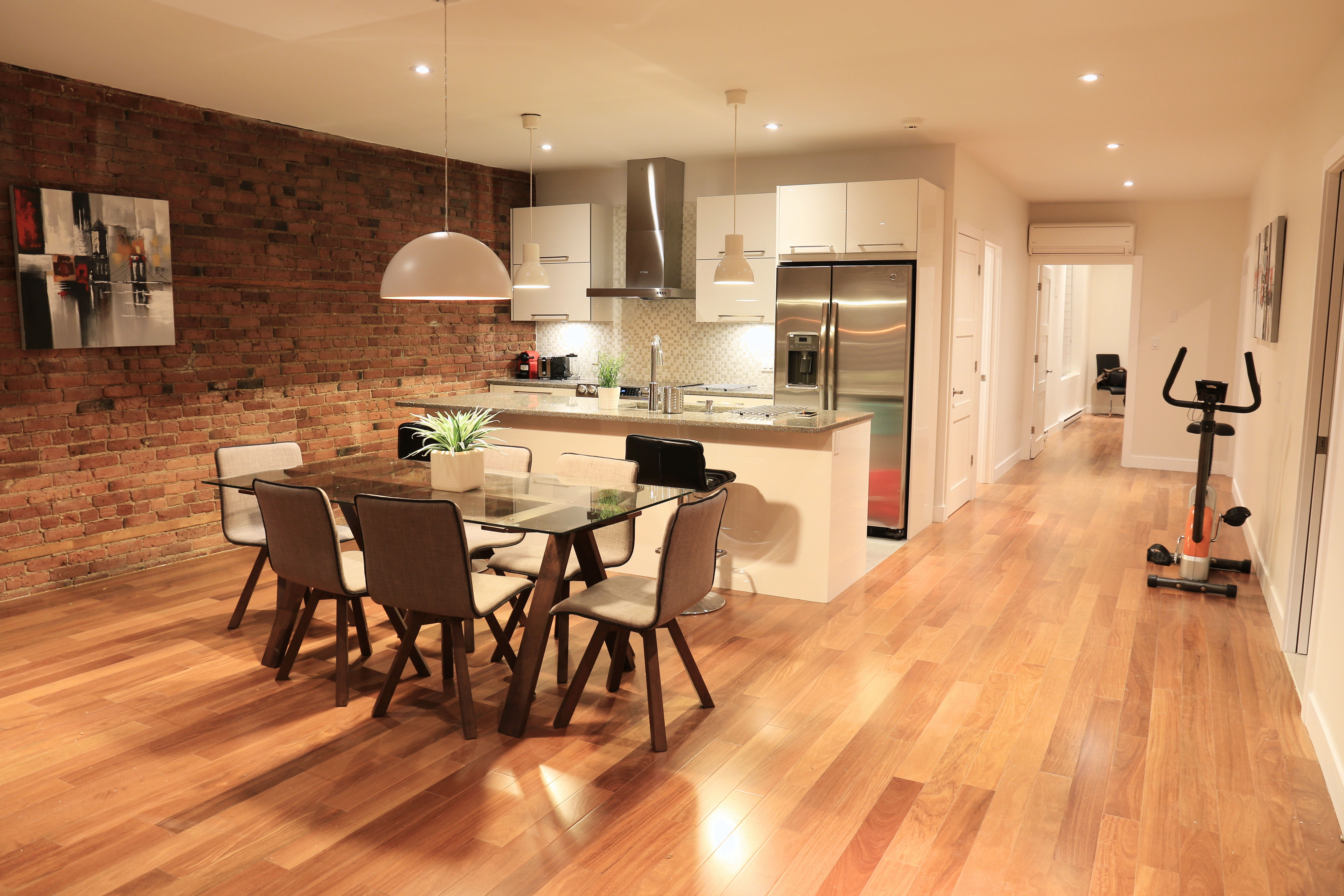 Best for Group-Renovated - 4 Beds - DT w/Parking!