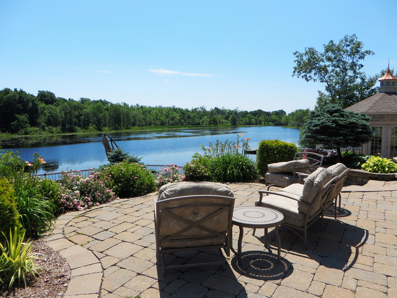 Luxury Riverfront Cottage 30 mins from Kingston ON Bungalows for Rent