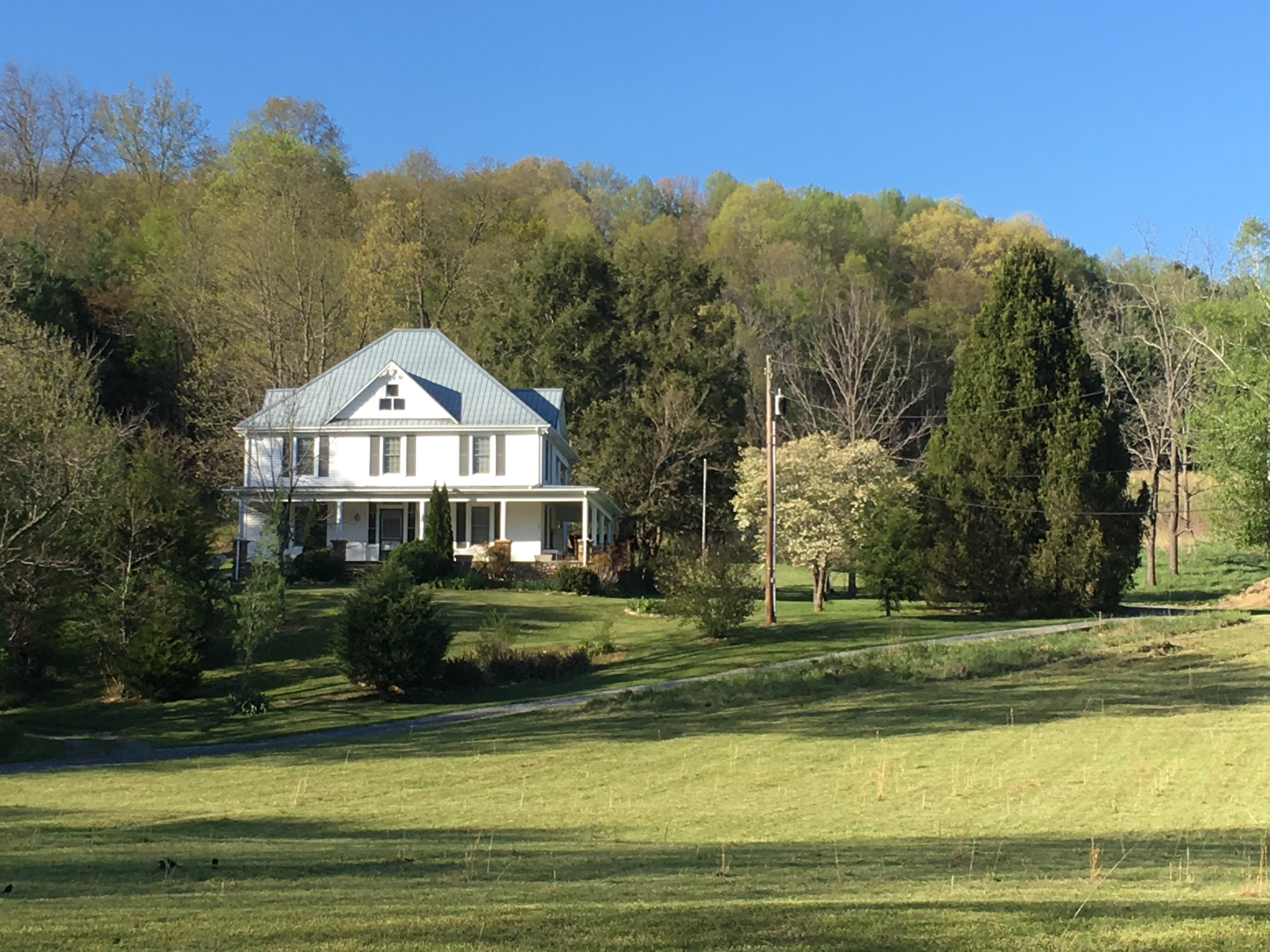 3BR Farmhouse close to trails, town, & river