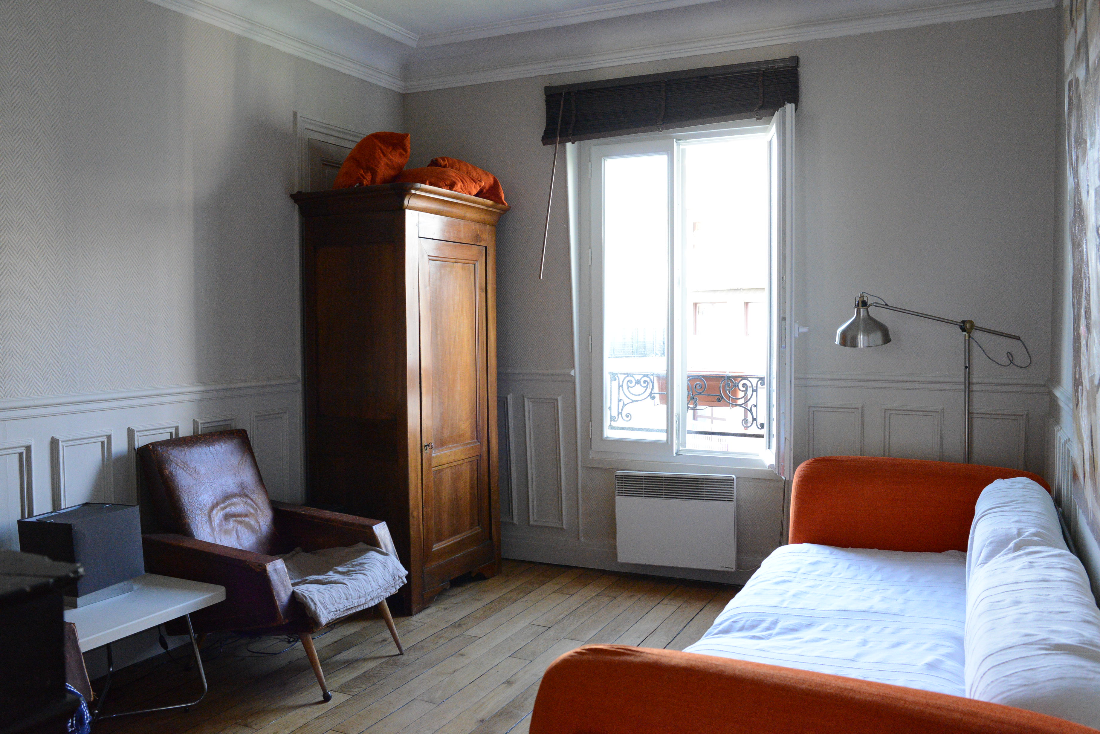 PRIVATE BEDROOM TYPICAL PARIS APT 2 in Buttes-Chaumont, Paris