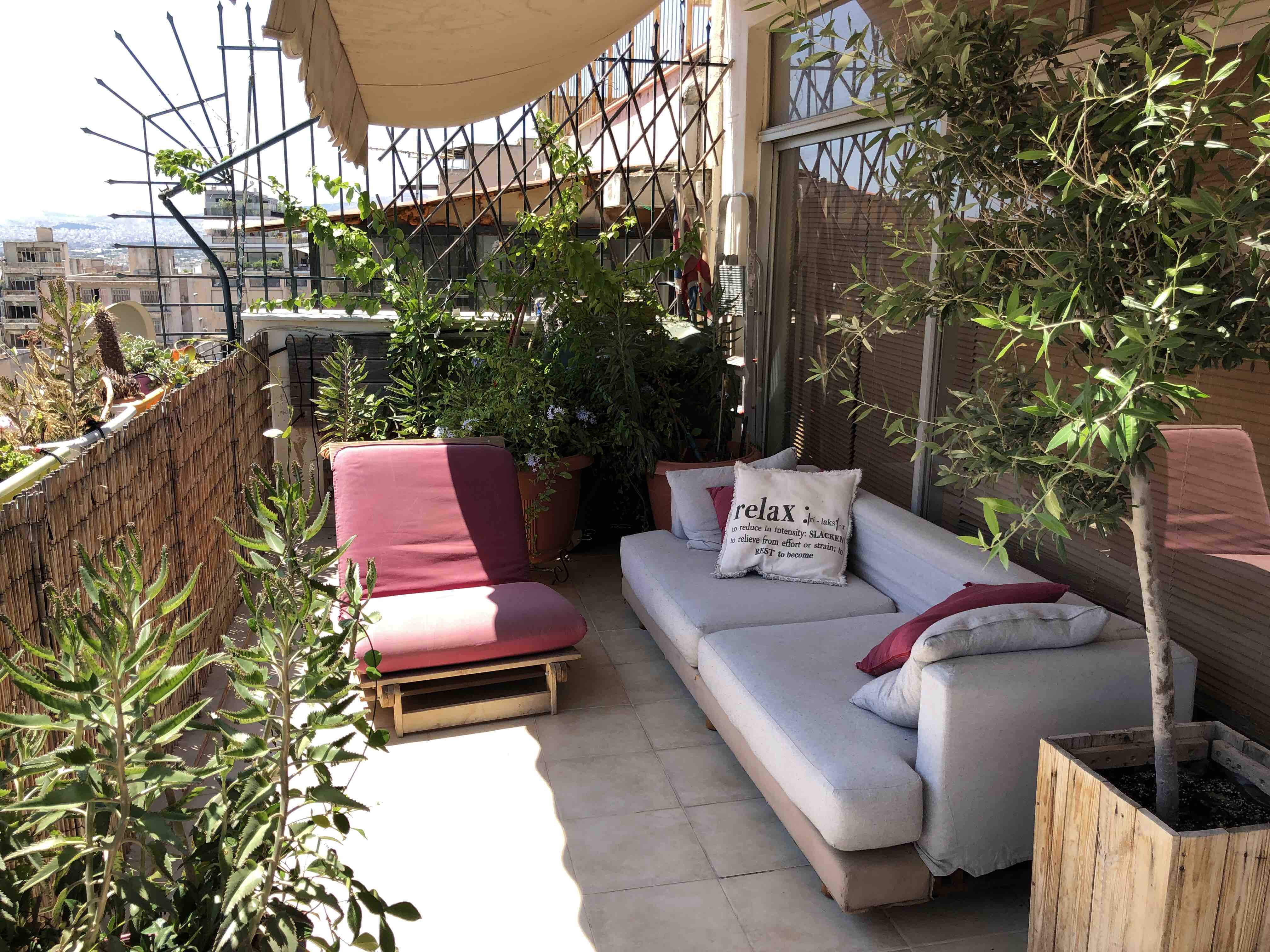 Big sunny studio in the heart of Athens