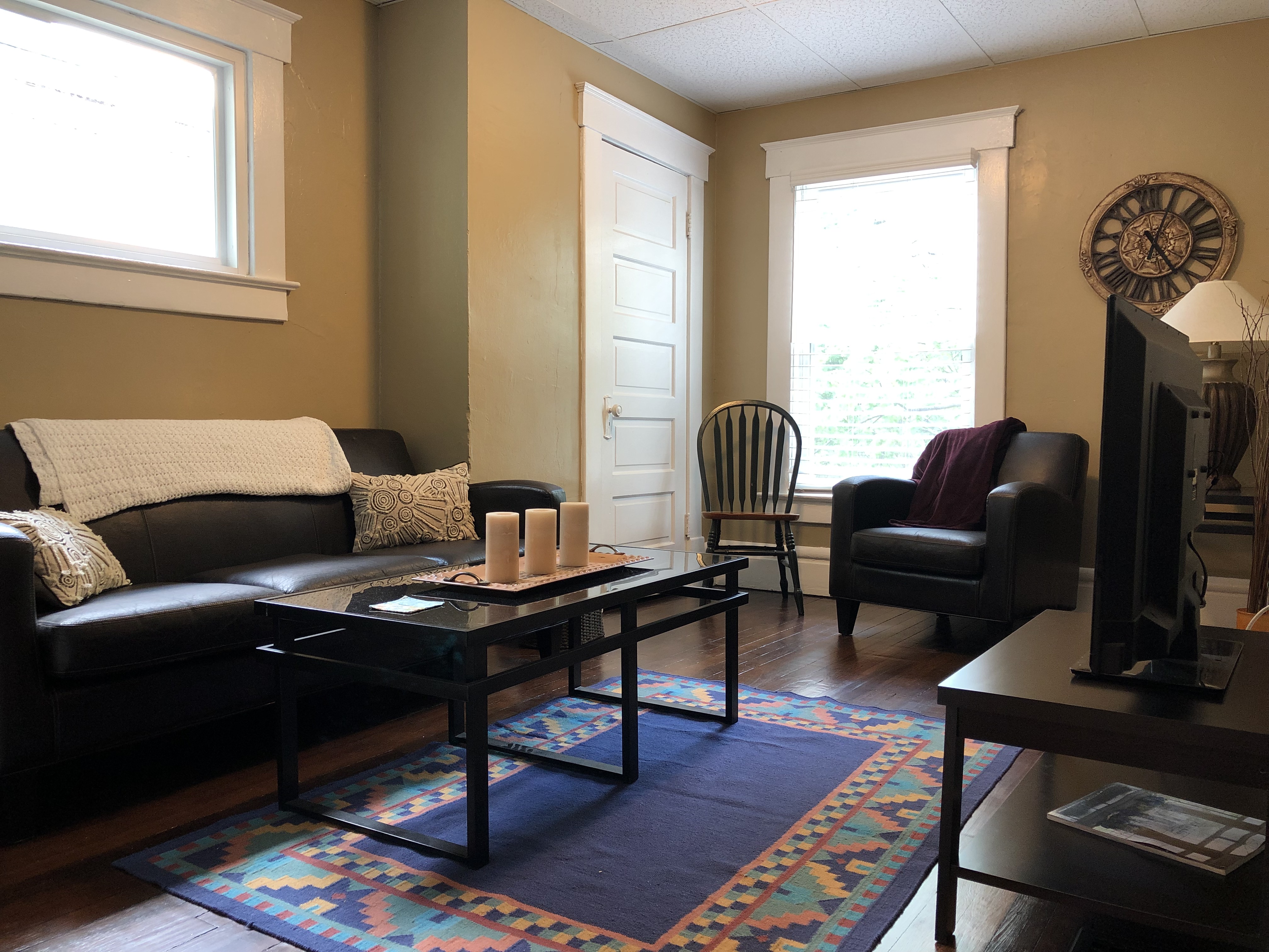 Cozy SOHUD Second Floor Apartment With Parking Lot in Near North/University, Columbus