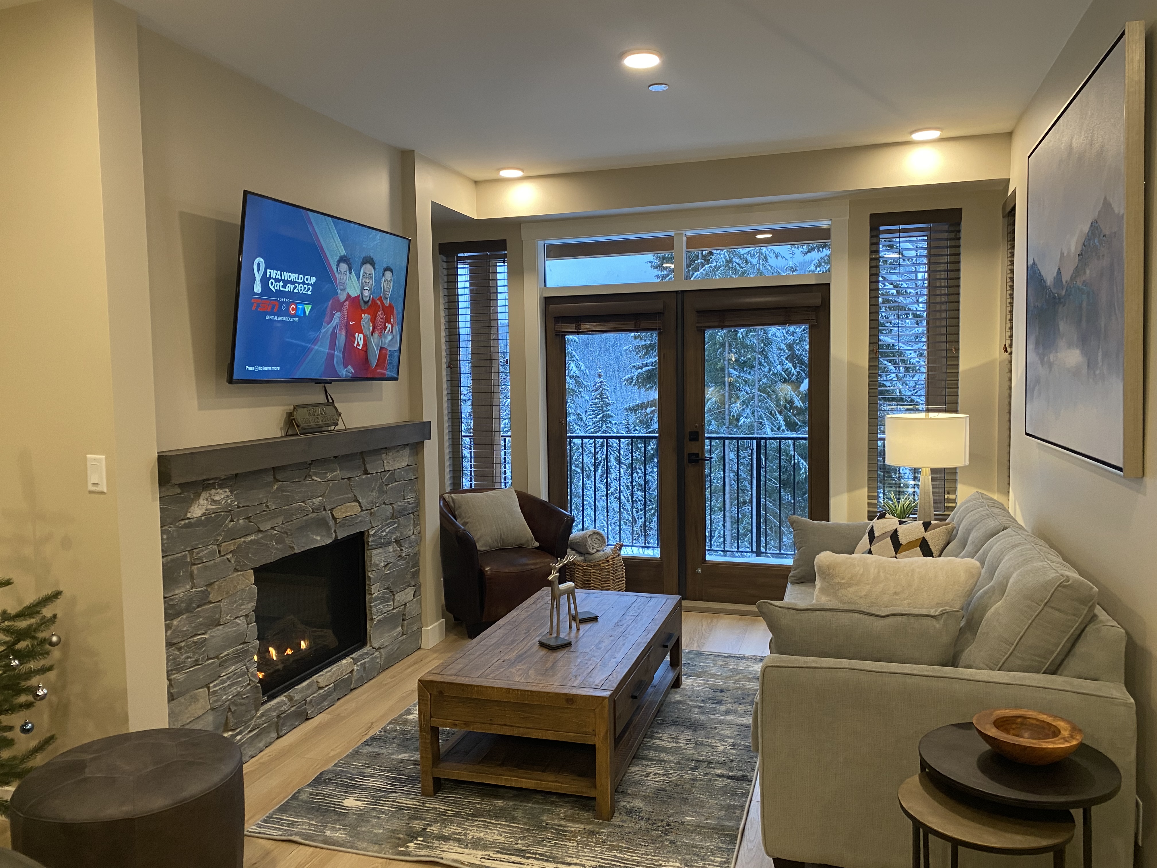 Cozy Modern Ski-in/Ski-out, Hot Tub, Alpine Home