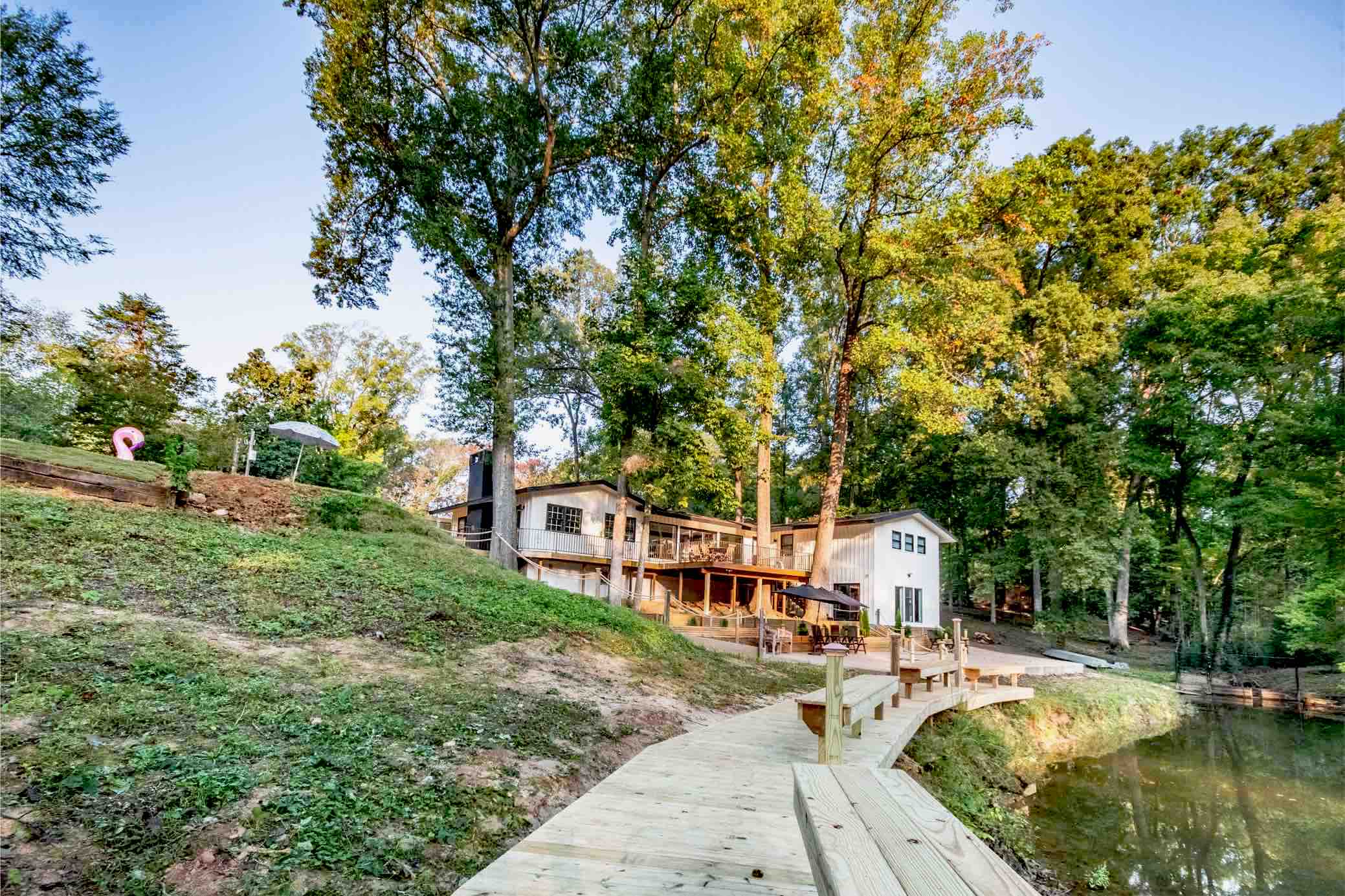 》Breathtaking Lake House Retreat w Pool《 Houses for Rent in Memphis