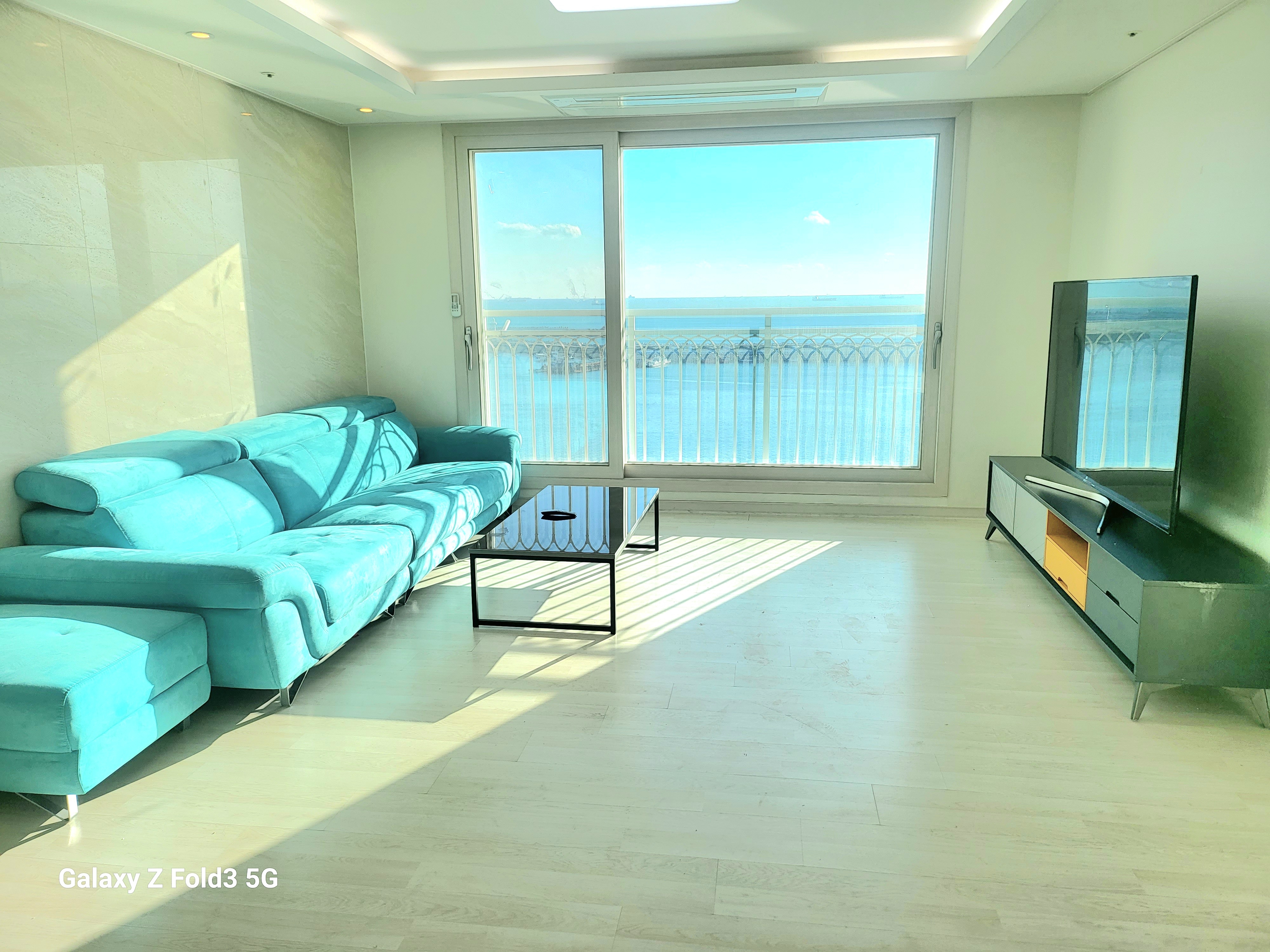 Look at the sea in the cloud room 1004.