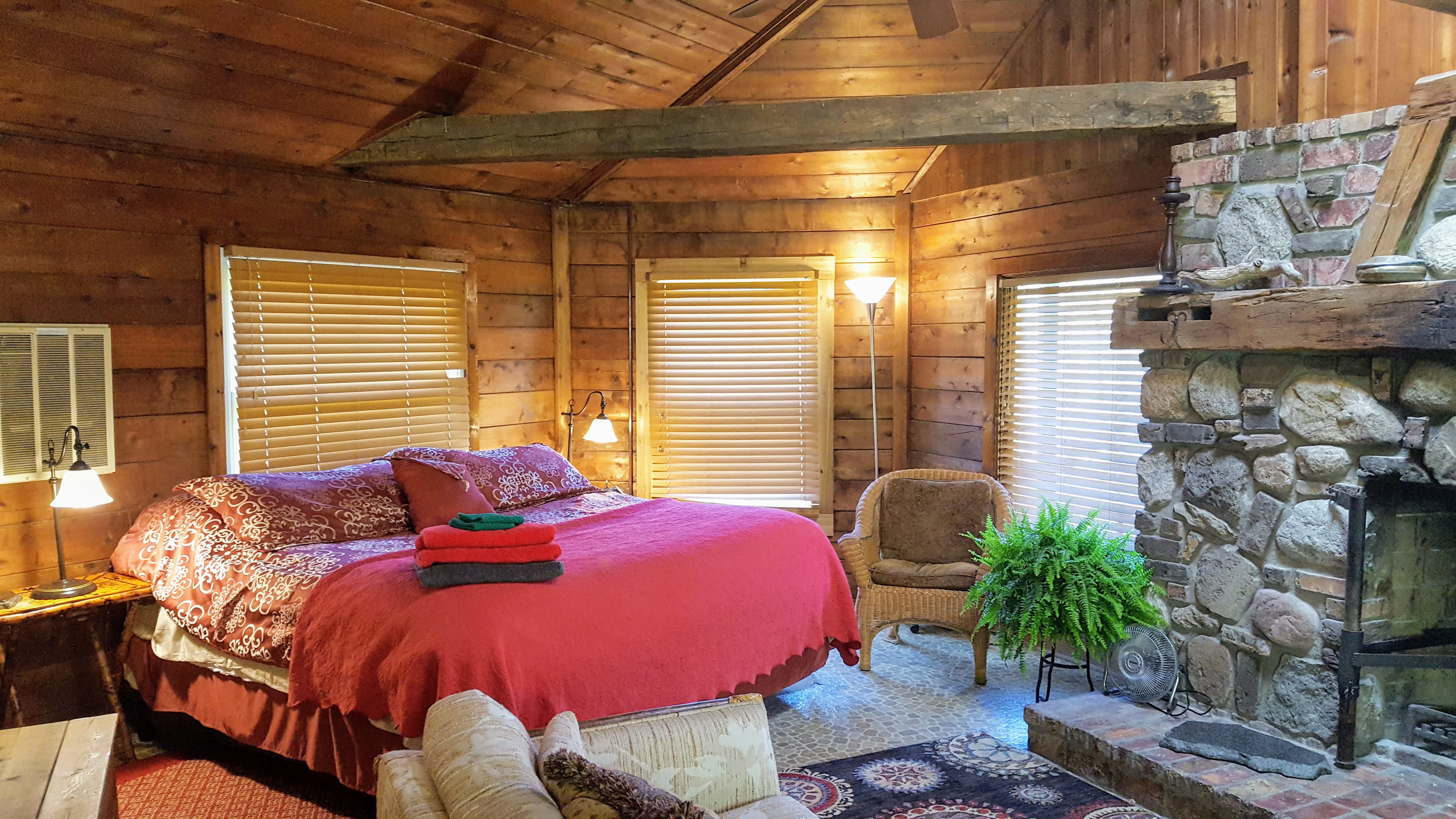 Lonnie's Private Eco Cottage with Lake & Trails