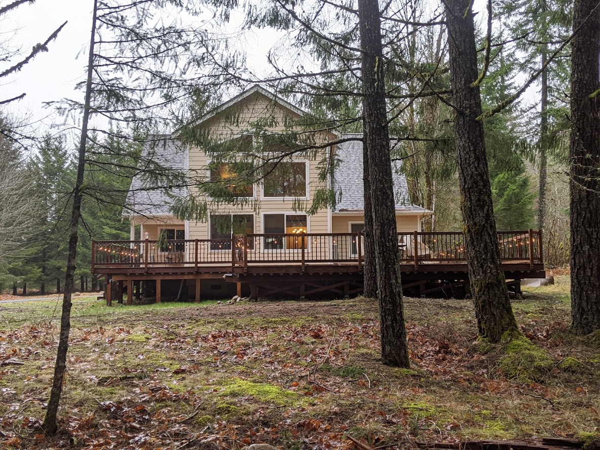 New home on river with Mt Rainier view Houses for Rent in Packwood