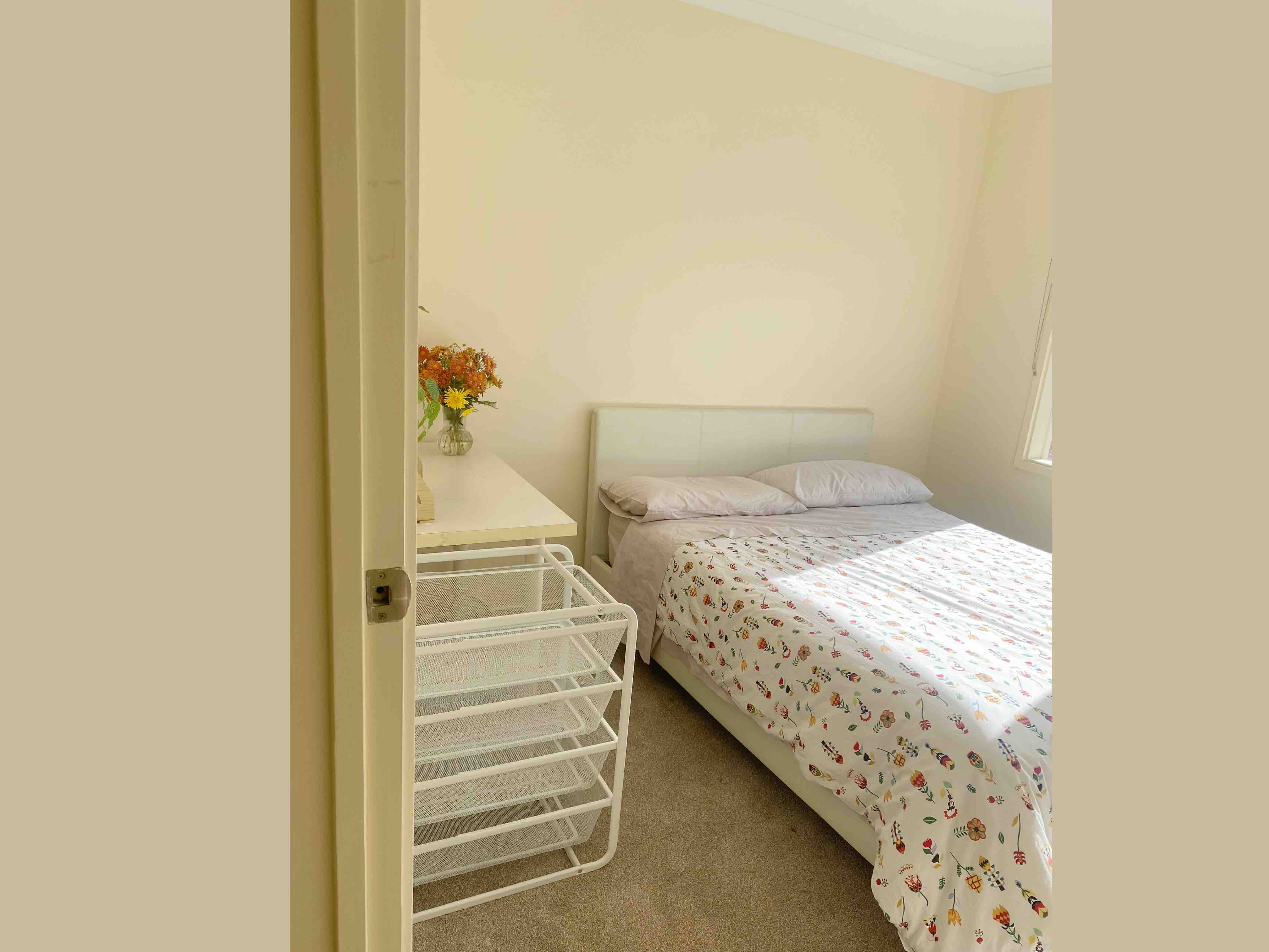 Sunny cozy balwyn north room