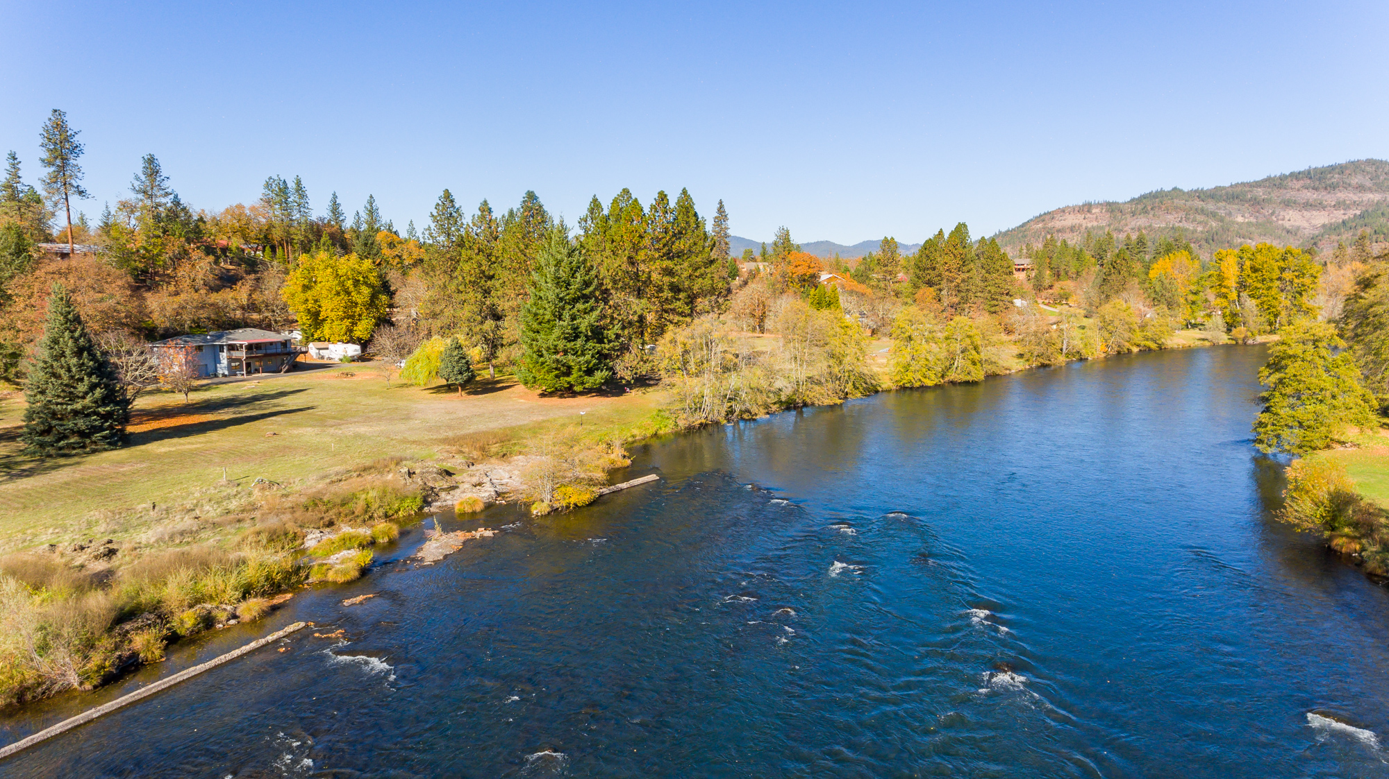Riverfront Getaway Houses for Rent in Shady Cove, Oregon, United